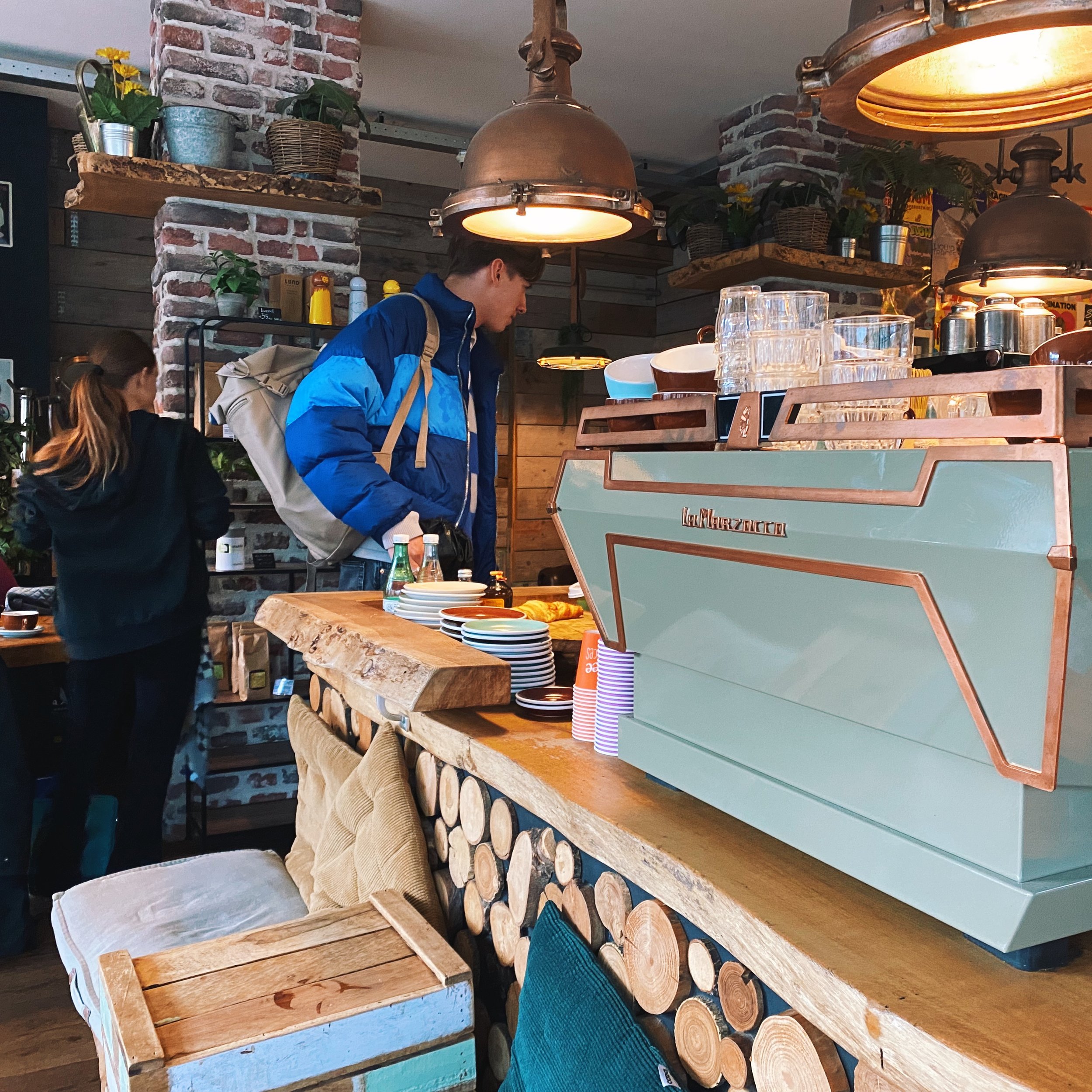 Laptops and coffee at Coffee and Juices Baarsjesweg, Amsterdam1.JPG