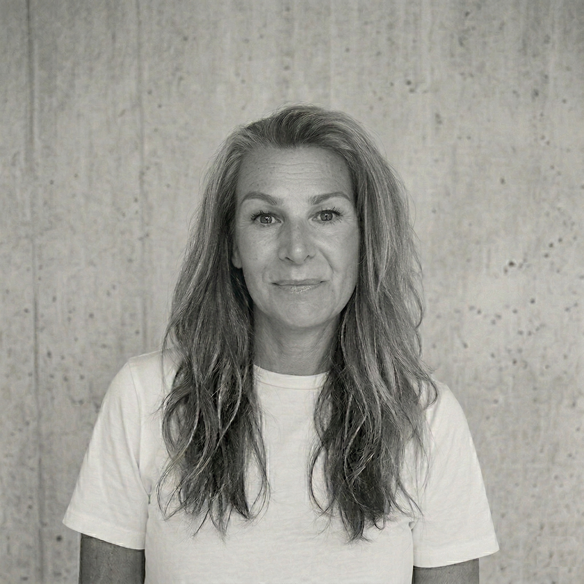 Svartvit bild av en kvinna med långt, lockigt hår.