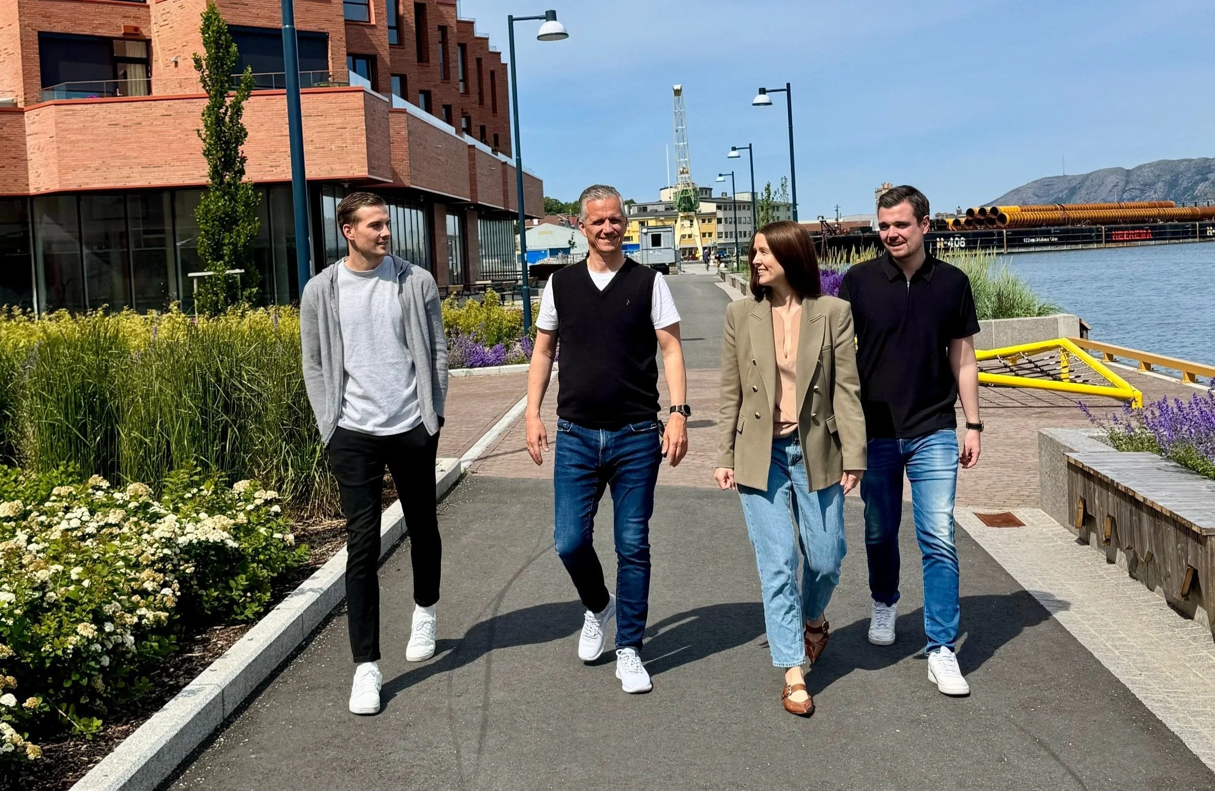 Eirik Berge, Lars Kristian Blåsternes, Hilde Wijk Aanensen og Bjørnar Håland i Coo Deleie utenfor deres kontor i Sandnes Sentrum