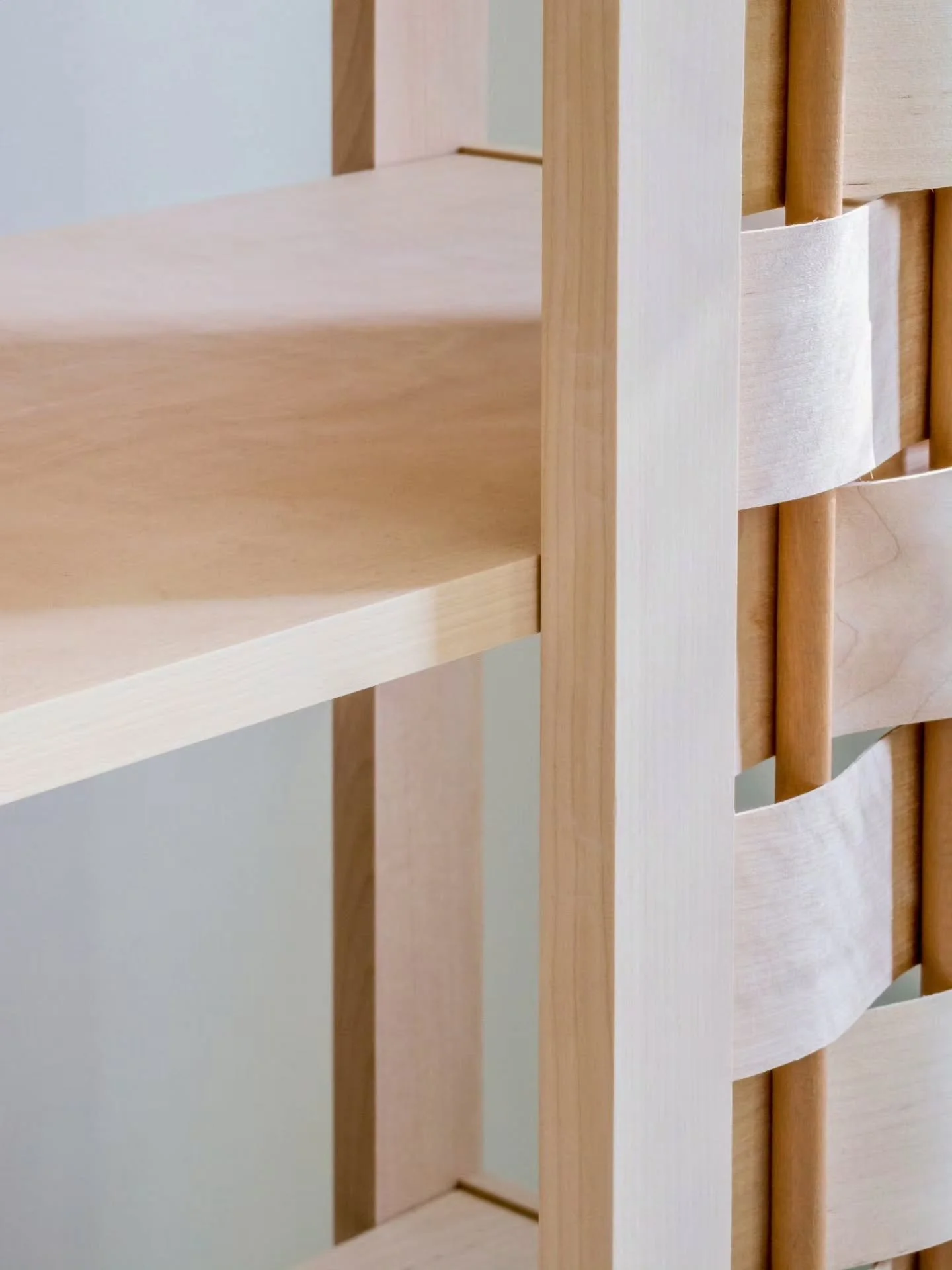 Hyv&auml;&auml; suomalaisen muotoilun ja arkkitehtuurin sek&auml; Alvar Aallon syntym&auml;p&auml;iv&auml;&auml;!

Tein t&auml;m&auml;n hyllyk&ouml;n yhten&auml; kalustemuotoilun opiskeluty&ouml;n&auml; ja vaikka silm&auml;&auml;n ottaa nyt niin moni