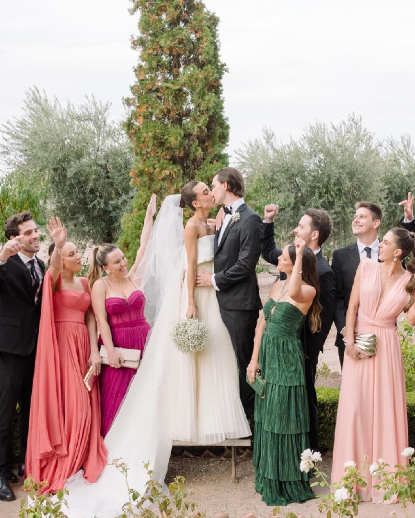 PORTRAIT VIBES 
Mendoza Wedding 
#TIMELESSMEMORIES

Wp: @marinacookassessoria 
Lugar: @bodegavistalba 
Decor: @laurabringas_ Dress: @carlosbacchi

#weddingmendoza #mendozawedding #casamientomendoza
#weddingambas #ValledeUco #vineyards.