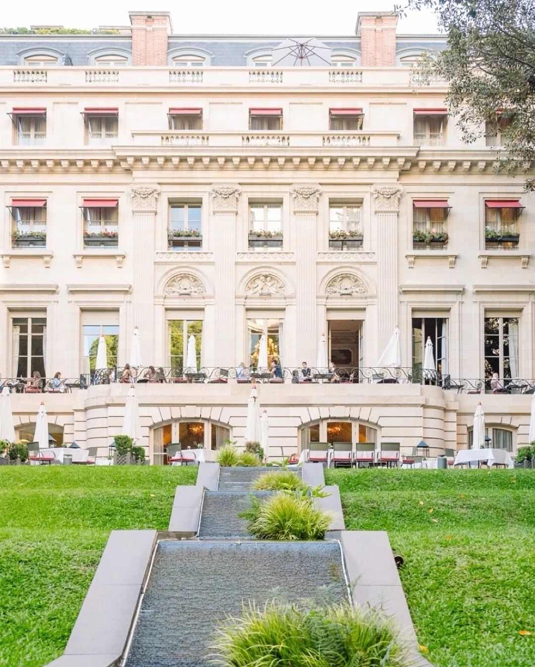 Un festejo civil que se sintió increíble desde el primer momento.
Lara & Ignacio a Emoción pura, miradas que hablaban por sí solas y una armonía que se notaba en cada detalle.
Entre abrazos, risas y una luz que