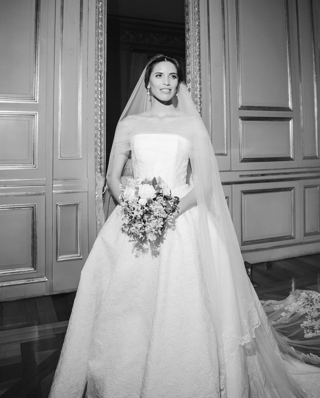 Una novia que rozó lo celestial, y Taina brillando en cada instante.
Sus fotos son un recorrido de luz, moda y emoción que se transformaron en arte eterno.
Bride: @taina.laurino ✨
WP: @dolo_g.c @adebraun 
Dress: @oscardelarenta 
Hairst