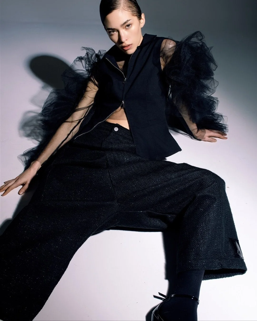 Insisto en el espesor de la sombra, en la visibilidad de la grieta. Allí donde la luz no busca perfección, sino verdad; donde lo que se rompe también revela.
Art Directo: @moxxtra
Stylist: @sofiaavidal 
Model: @_pilarretrive 
Ph