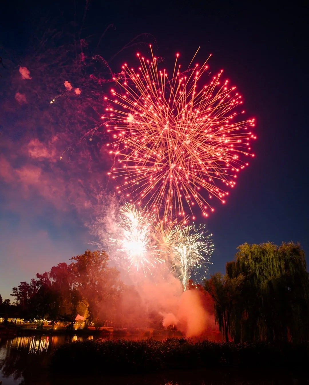 Hay días en los que todo se siente en su lugar: la luz, las personas, la energía.
Momentos que te recuerdan lo increíble que es poder estar presente, mirar y sentir.
Es imposible no amar este mi trabajo cuando te toca vivir d&iac