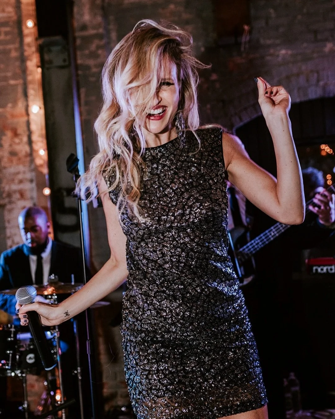 Estuve un poco en silencio por ac&aacute; durante unos d&iacute;as &hellip; no por falta de ganas, sino porque noviembre me pidi&oacute; estar presente.
Entre bodas, historias, equipos y edici&oacute;n, estoy viviendo un mes que me atraviesa de verda