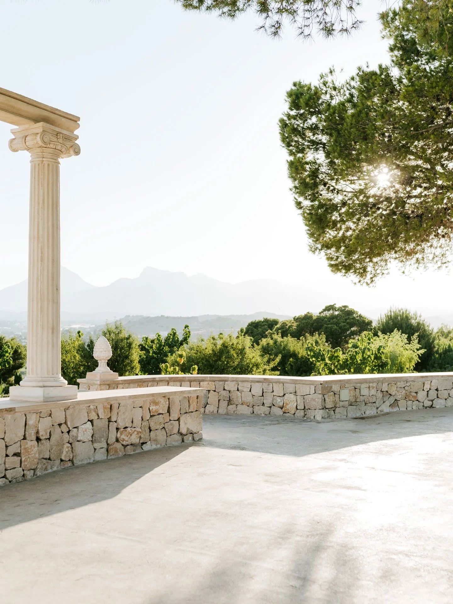 Steve Jobs:
&ldquo;Tu trabajo va a llenar gran parte de tu vida. La &uacute;nica manera de estar verdaderamente satisfecho es hacer lo que cre&eacute;s que es un gran trabajo.&rdquo;