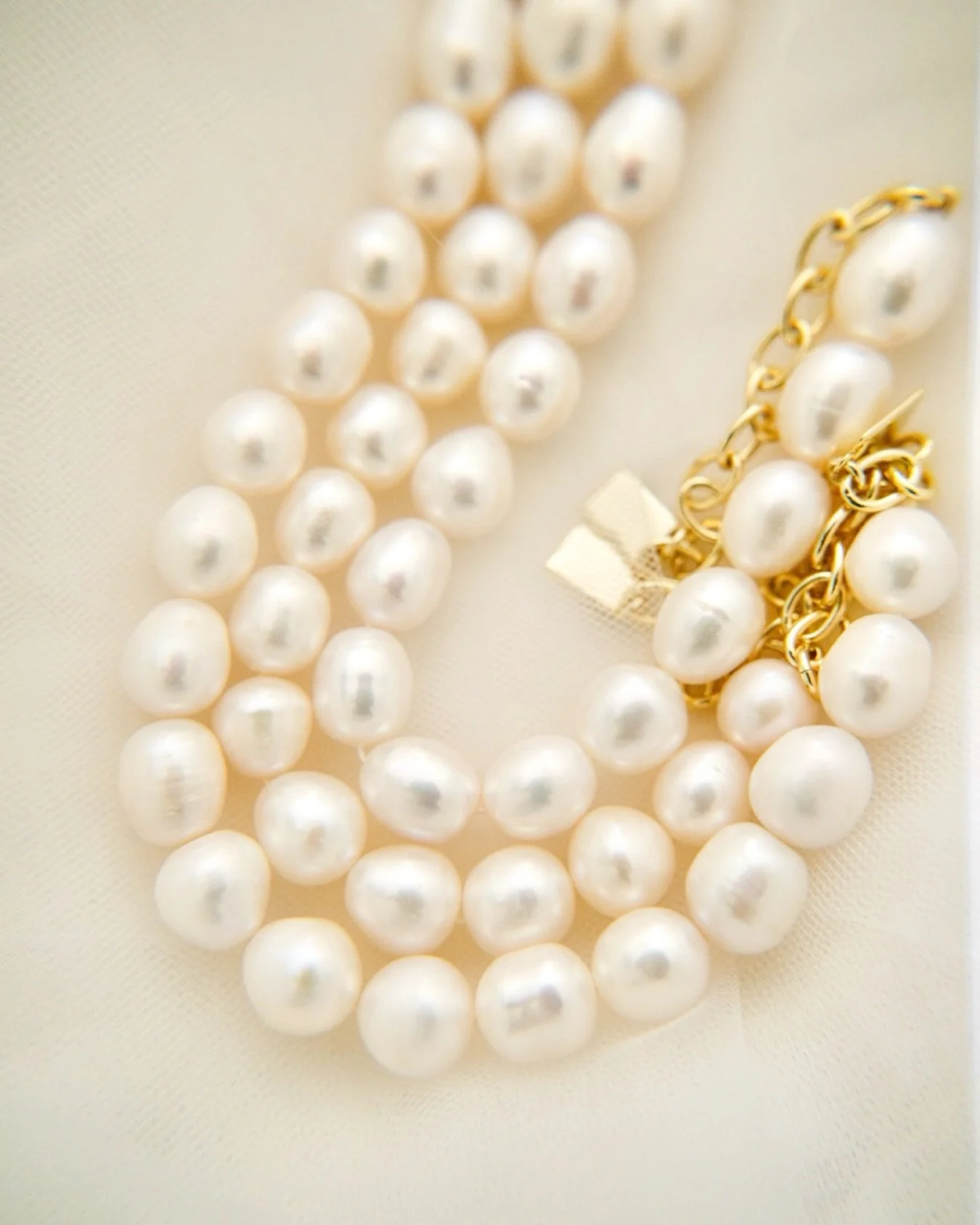 Timeless pearls.
Absolute elegance.

#TURNINGLOVEINTOART