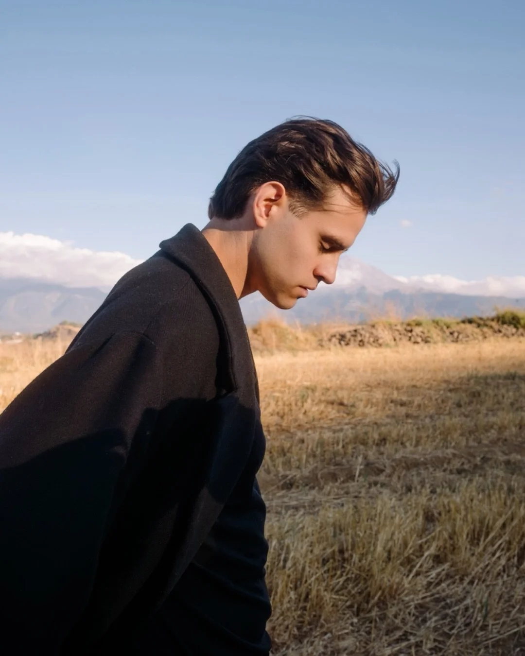 None of this is accidental.
There are decisions behind it.
Time.
And a very clear way of understanding how a gaze is built.

Starting the year with an international experience was part of that process.
Choosing who to grow with,
which references to t