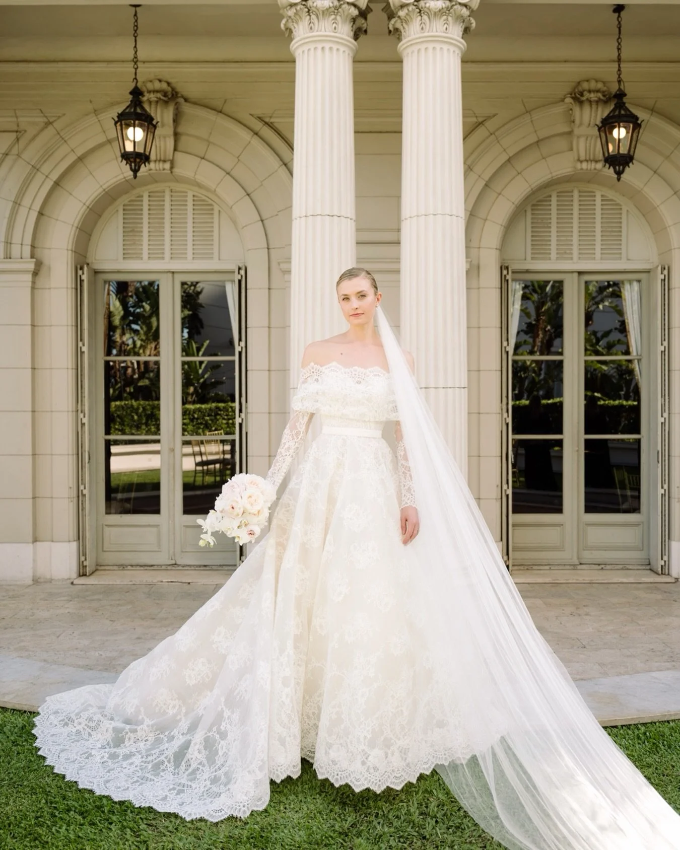 Bride @_miriammiller One of the best ballet dancers in the world.
amazing on your wedding day @fourseasons
 

Wedding Planner: @rominaferraretto ✨

Venue: @fsbuenosaires 
Photo: @mauriciogaray_ 
Dress: @eliesaabbridal 
@eliesaabworld 
Bouquet: @luna.
