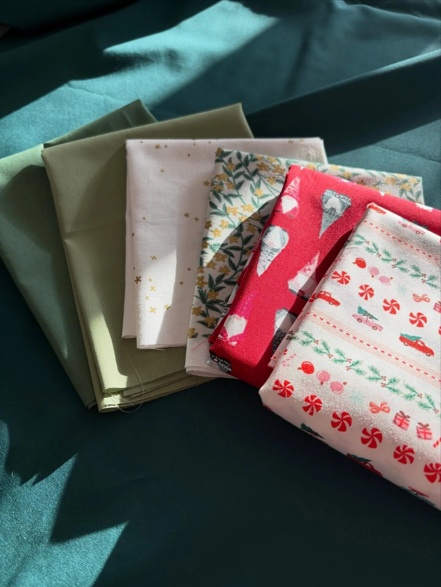 I just realized that we&rsquo;re less than seven weeks from Christmas 🎄
Perfect timing for a pattern test for @namaju_quiltstudio !
Claire&rsquo;s new #evergreencirclequilt will be out Monday and I can tell you it&rsquo;s beautiful 😍
I&rsquo;m goin