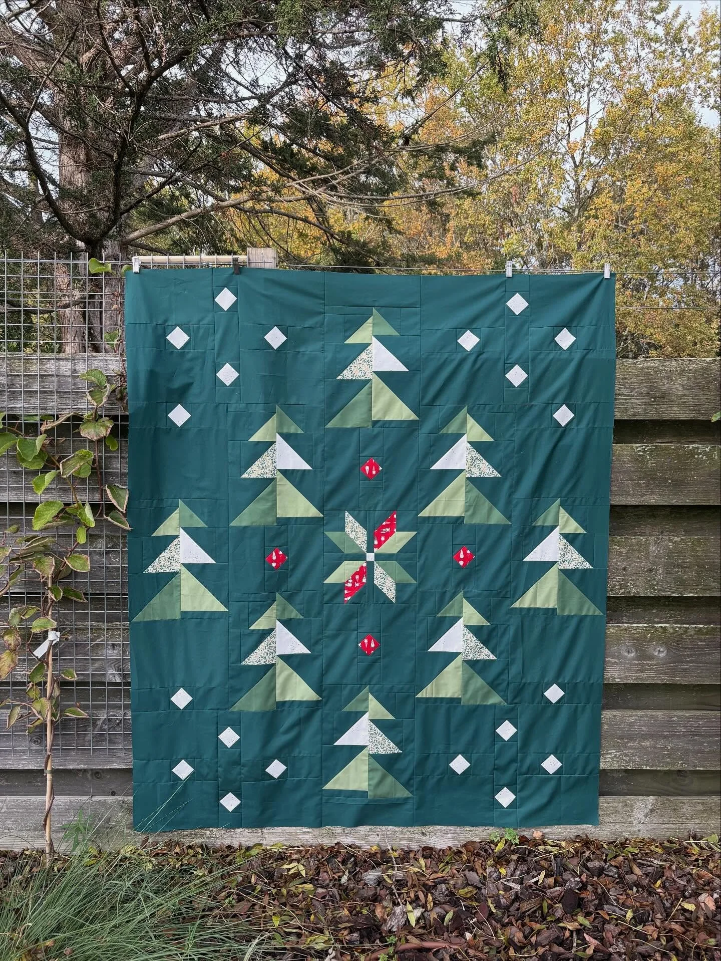 Happy pattern release day Claire @namaju_quiltstudio !
It&rsquo;s always a pleasure to test Claire&rsquo;s patterns and #evergreencirclequilt is no exception.
This is a perfect beginner pattern and a spectacular design that I had so much fun sewing. 