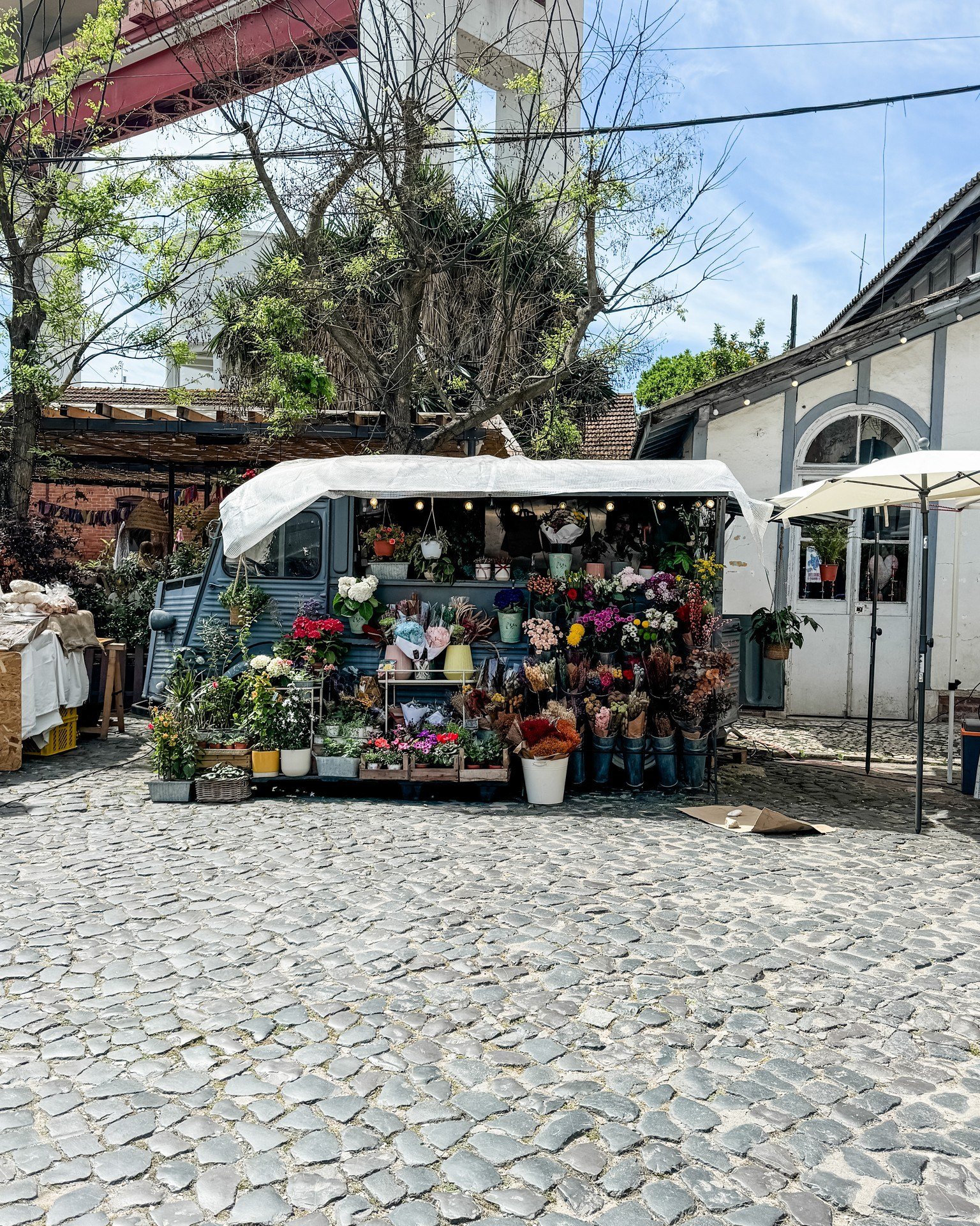 ➡️ SAVE this for your Lisbon itinerary - LX Factory ⬅️

A fun arts centre with shops, restaurants, cafes, markets and more right under the 25th April bridge.

🪴 There are cute little ceramic stores, tacos, chocolate cake, a&ccedil;ai, a famous books