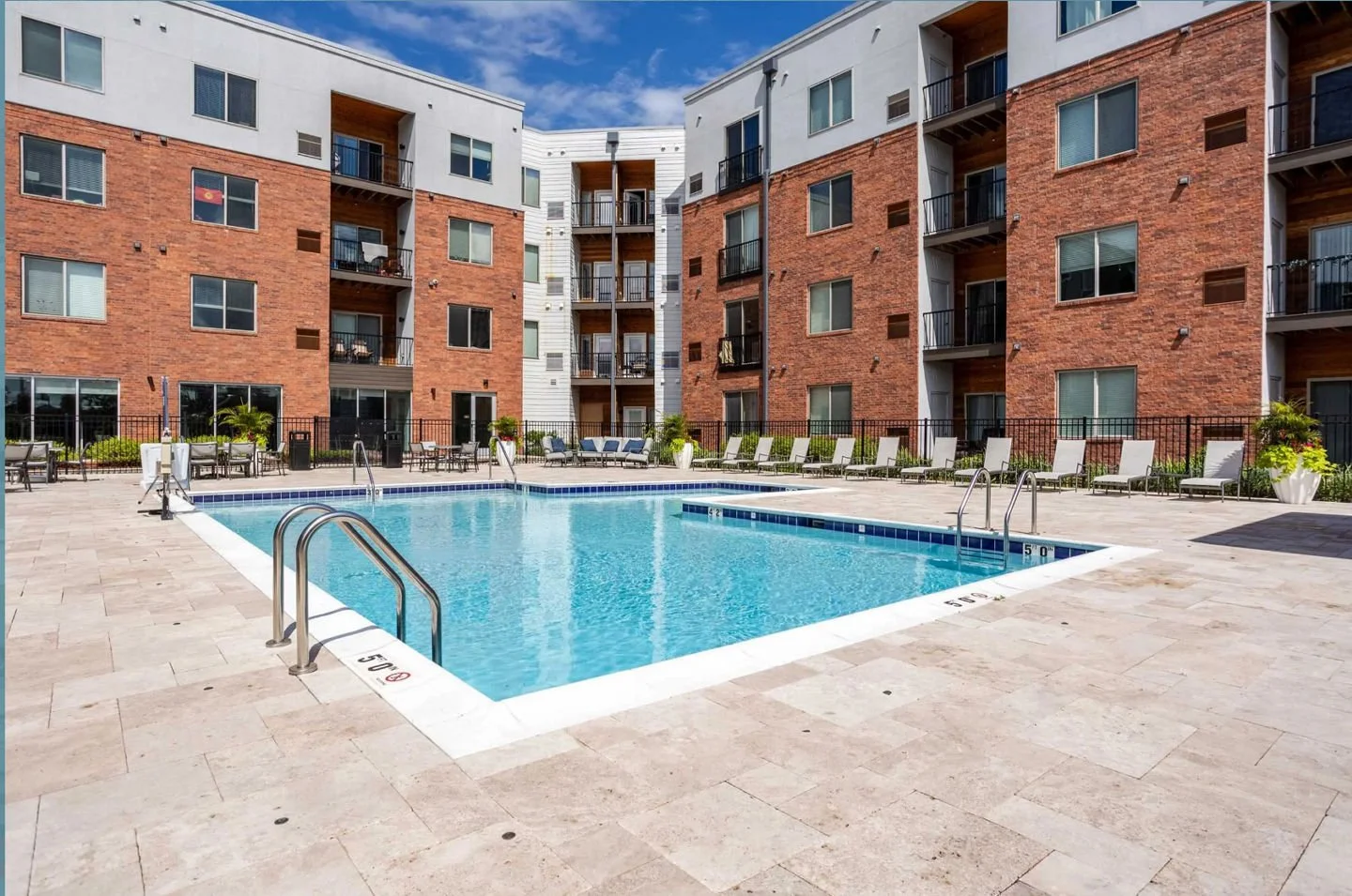 📍 Now Leasing! Discover your new home at The Monarch in Des Plaines.Our modern 1 &amp; 2 &amp; 3 bedroom apartments feature stainless steel appliances, in-unit laundry, and more. Plus, enjoy incredible community amenities just steps from your door.?