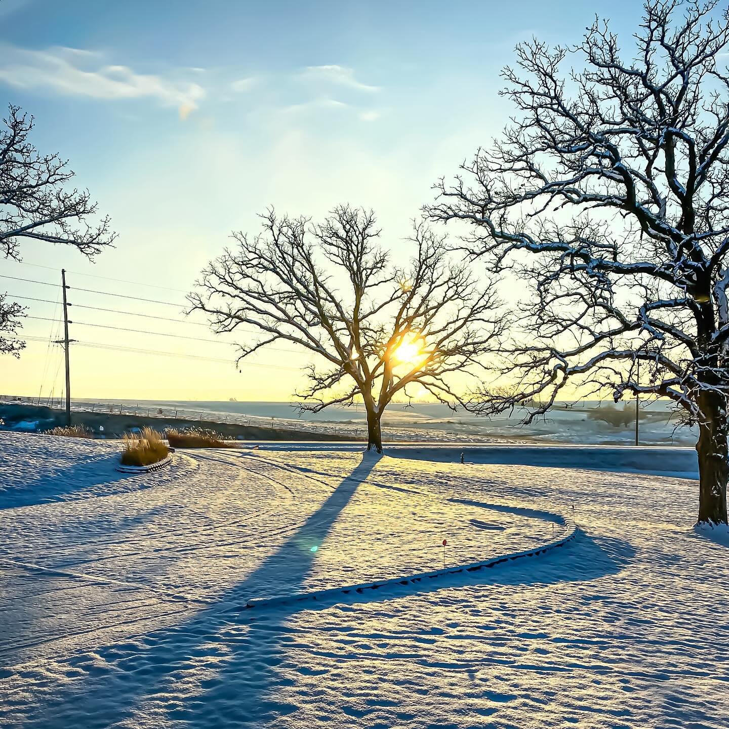 This morning&rsquo;s sunlit snow was ✨✨✨

#winteriniowa #midwestwinter #winterbeauty #firstsnowfall