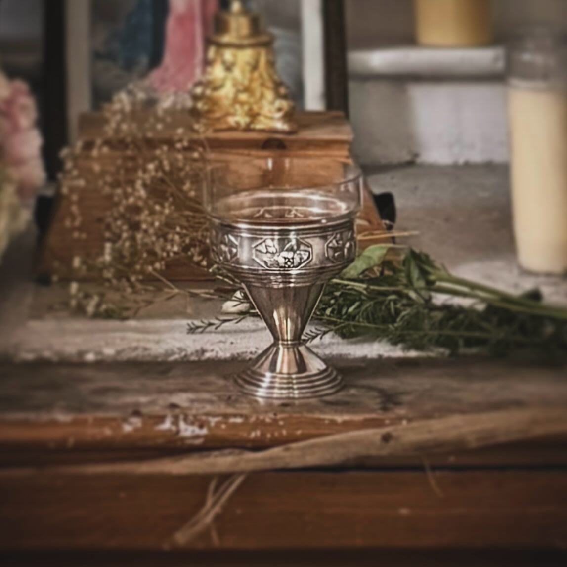 🇬🇧 The &ldquo;grail&rdquo; my husband and I drank from during our wedding ceremony, here exposed on the altar of &ldquo;Blanchefleur&rdquo; (you can also glimpse my offering of a fresh hawthorn bough 🌿). After exchanging our vows, our first drink 