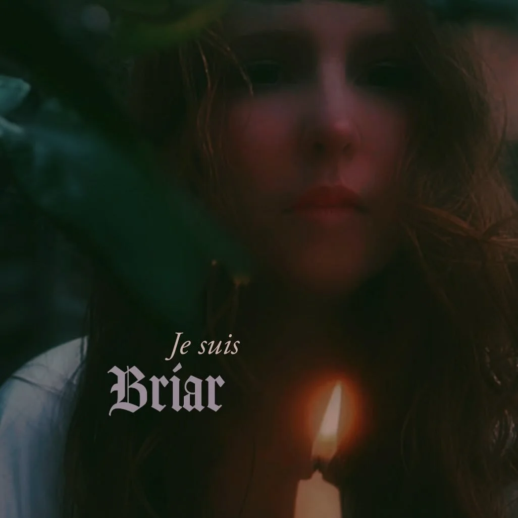 𝕭𝖎𝖊𝖓𝖛𝖊𝖓𝖚𝖊 🌹

(Je me rends compte que je n&rsquo;ai jamais pris le temps de me pr&eacute;senter convenablement en fran&ccedil;ais, aupr&egrave;s de tout.es celleux francophones qui me suivent ici 🇫🇷)

Je suis Briar - sorci&egrave;re tradit