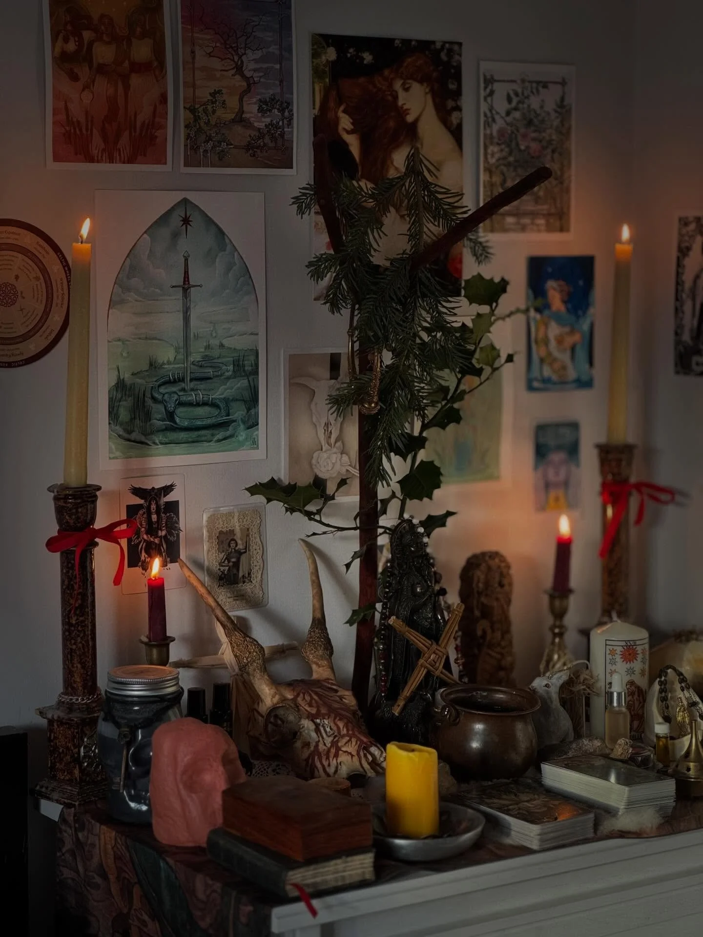 🇬🇧 Evergreen boughs of fir and holly, sun-engraved taper candles made of beeswax, Alpine pine resin, red wax and red velvet ribbons - inside and outside, the seasons turn. The altar changes, textures and colours too. The hare leaps from chestnut br