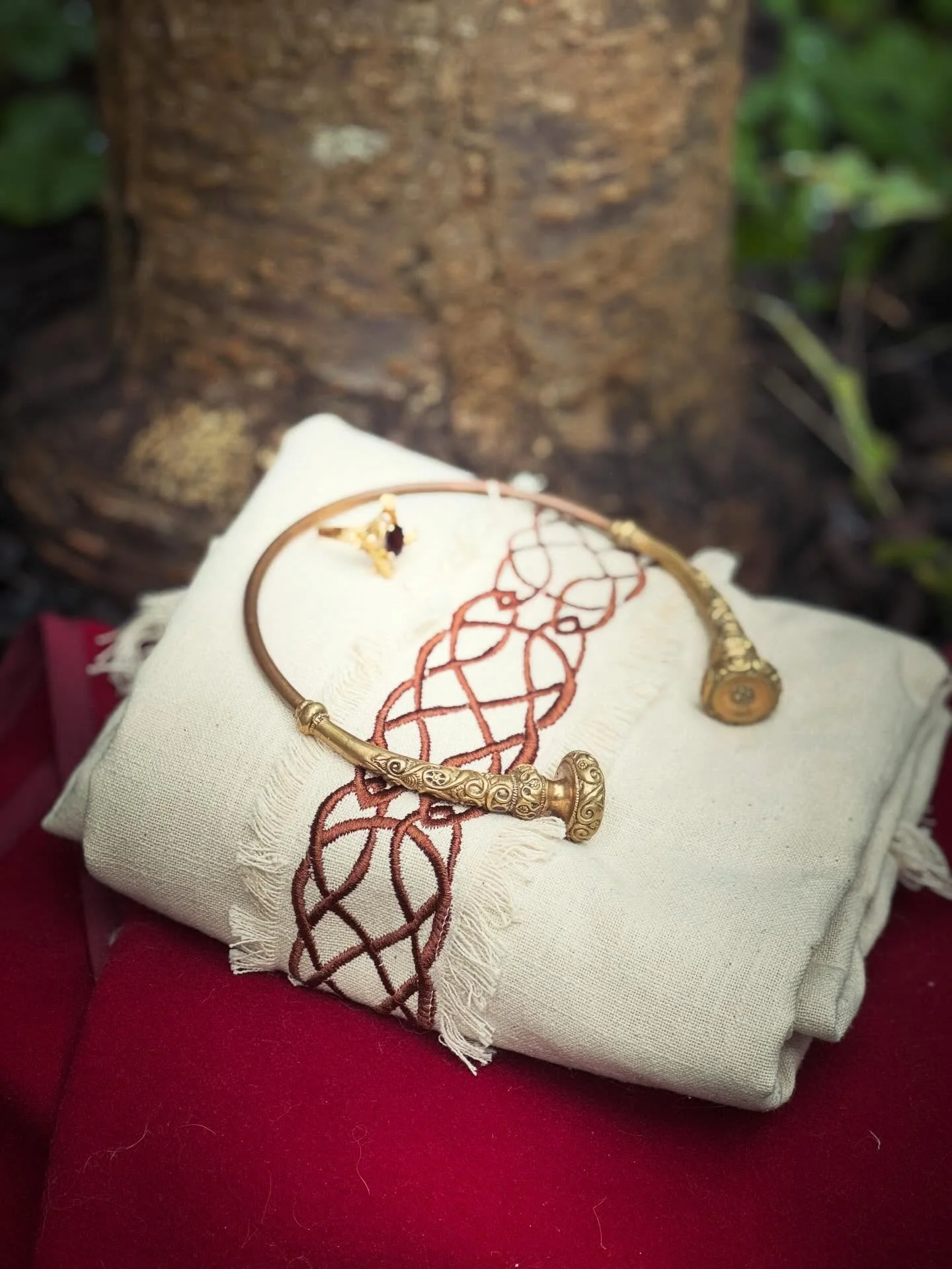 🇬🇧 Some traces of my celebration on this most important Quarter Day. Laid outside on Imbolc&rsquo;s Eve to be blessed by the Exalted One&rsquo;s touch, we find: a phial of magical oil dedicated to the goddess (each year made from the drops of the l