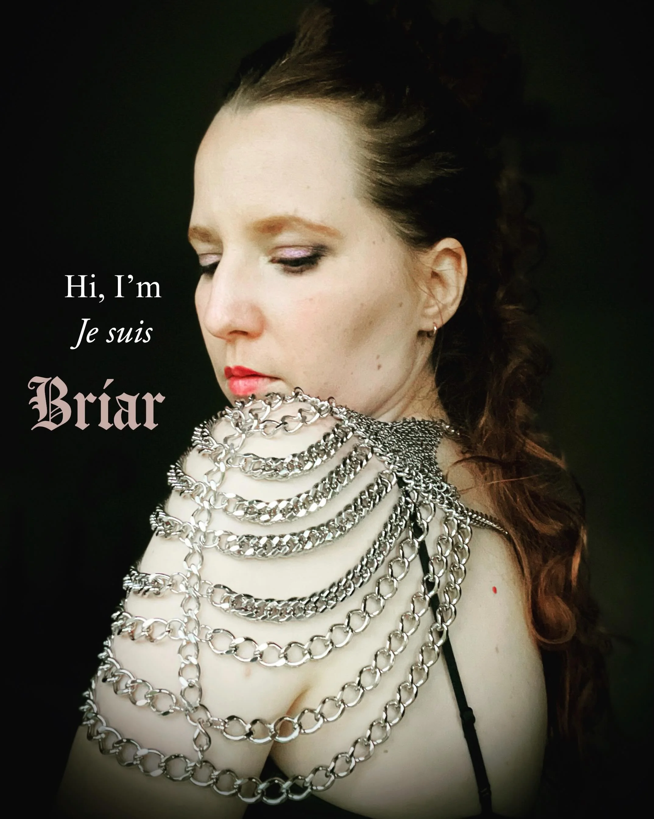 𝖂𝖊𝖑𝖈𝖔𝖒𝖊 🌹 𝕭𝖎𝖊𝖓𝖛𝖊𝖓𝖚𝖊 

🇬🇧 French-born of mountain waters, now rooted in the UK, meet your host, Briar: beheaded copperhead, thorn-blooded soothsayer and sister of the concealed cortege. Folk witch &amp; Fairy Doctor consecrated to f