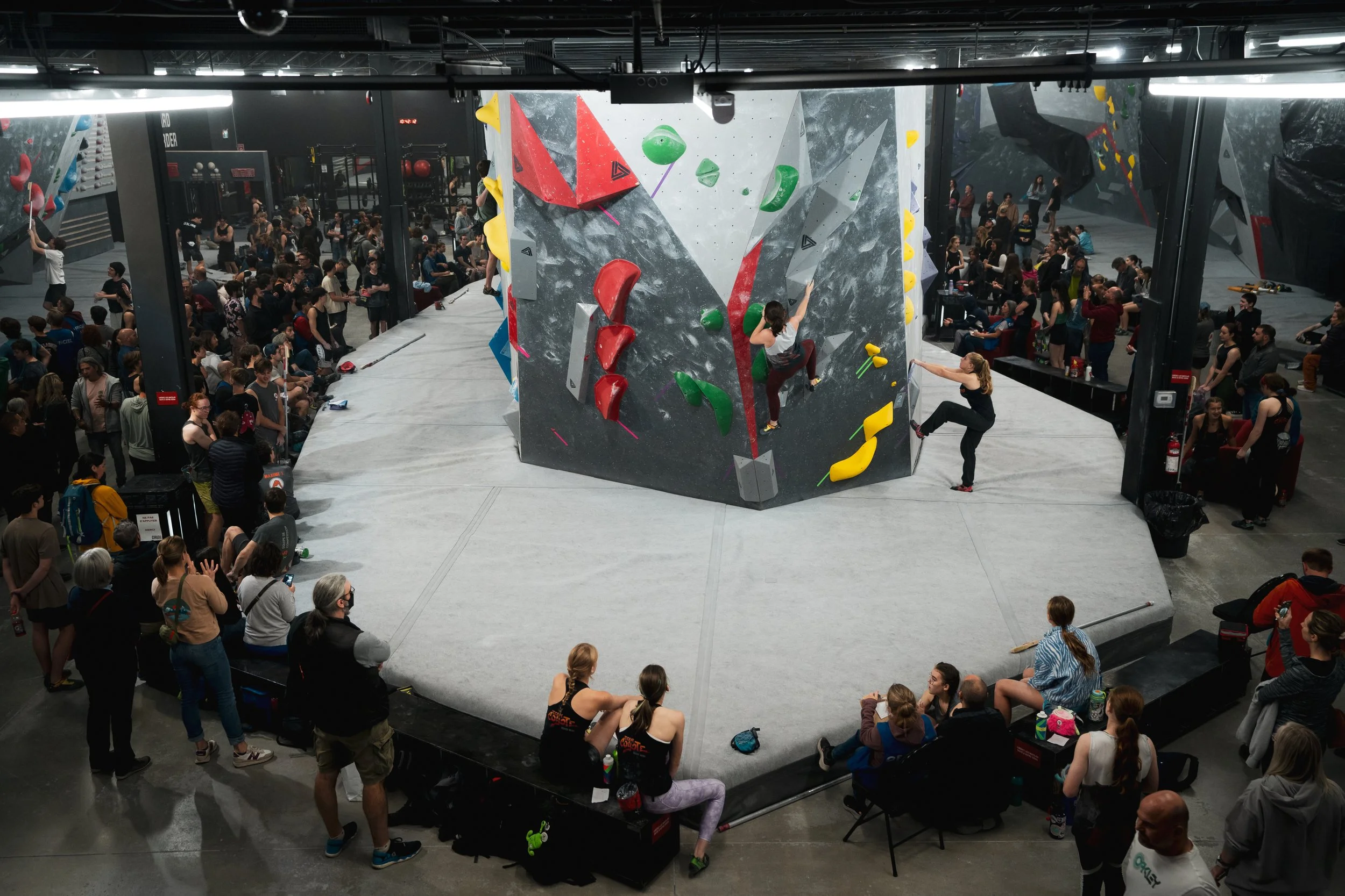 Vue globale du Crux Laval lors d'une compétition amicale avec plusieurs grimpeurs de tous les âges et de tous les niveaux