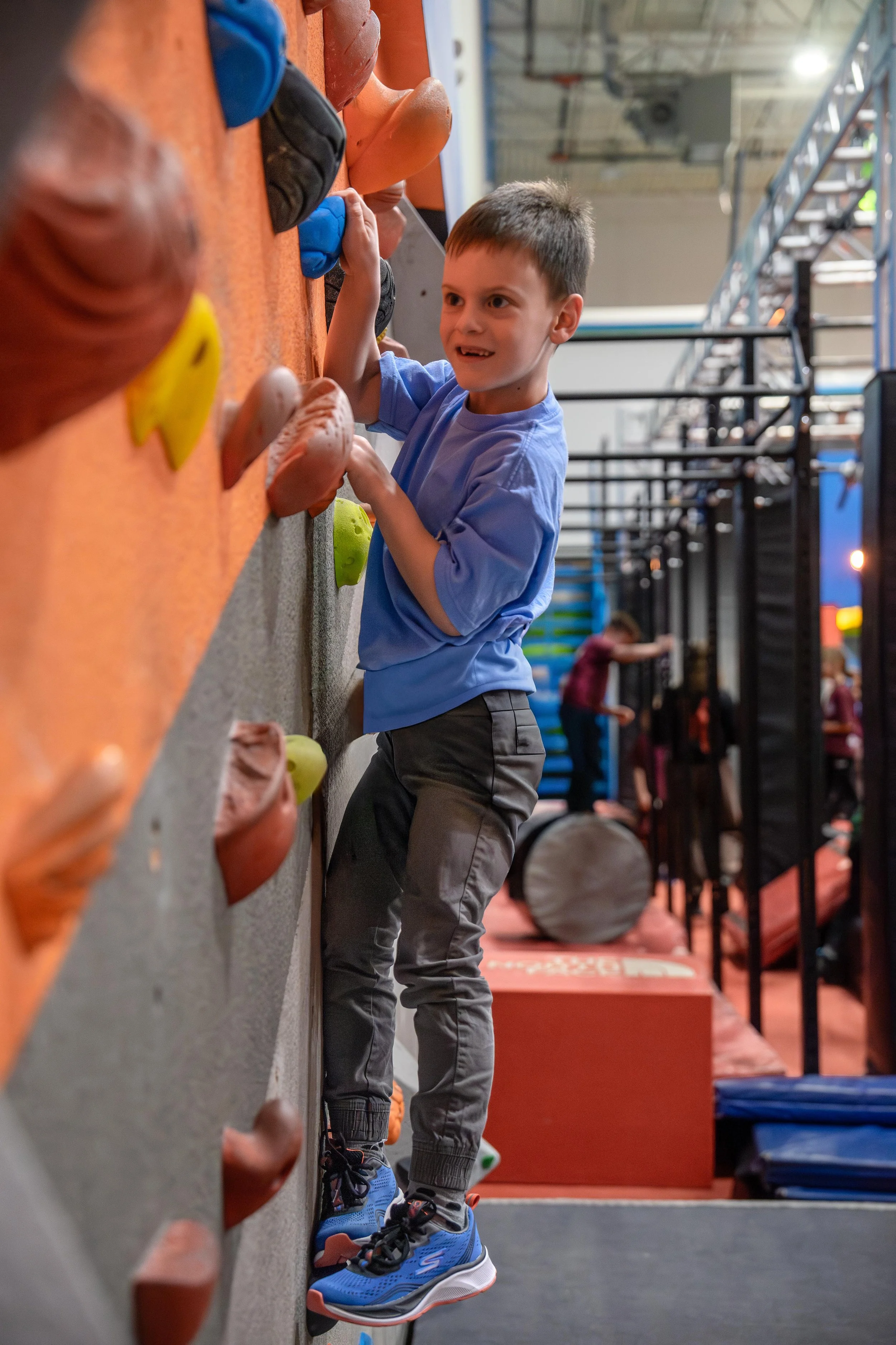 Enfant qui fait une traverse de bloc pour une fête d'enfants au Le Crux Boisbriand.