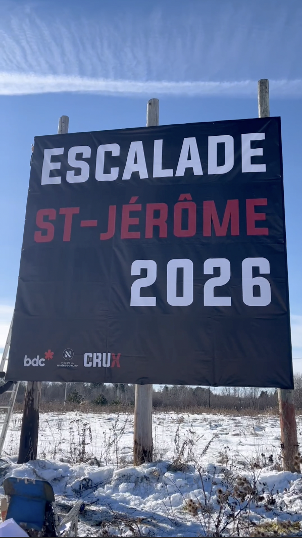 Pancarte présentant le centre d'escalade qui sera situé à Saint-Jérôme et qui ouvrira en fin 2026