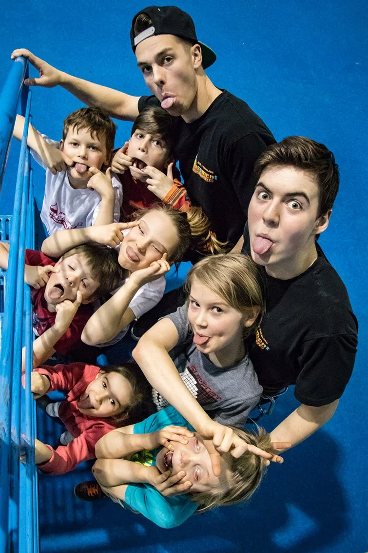 Un groupe de jeune avec leur animateur de groupe scolaire