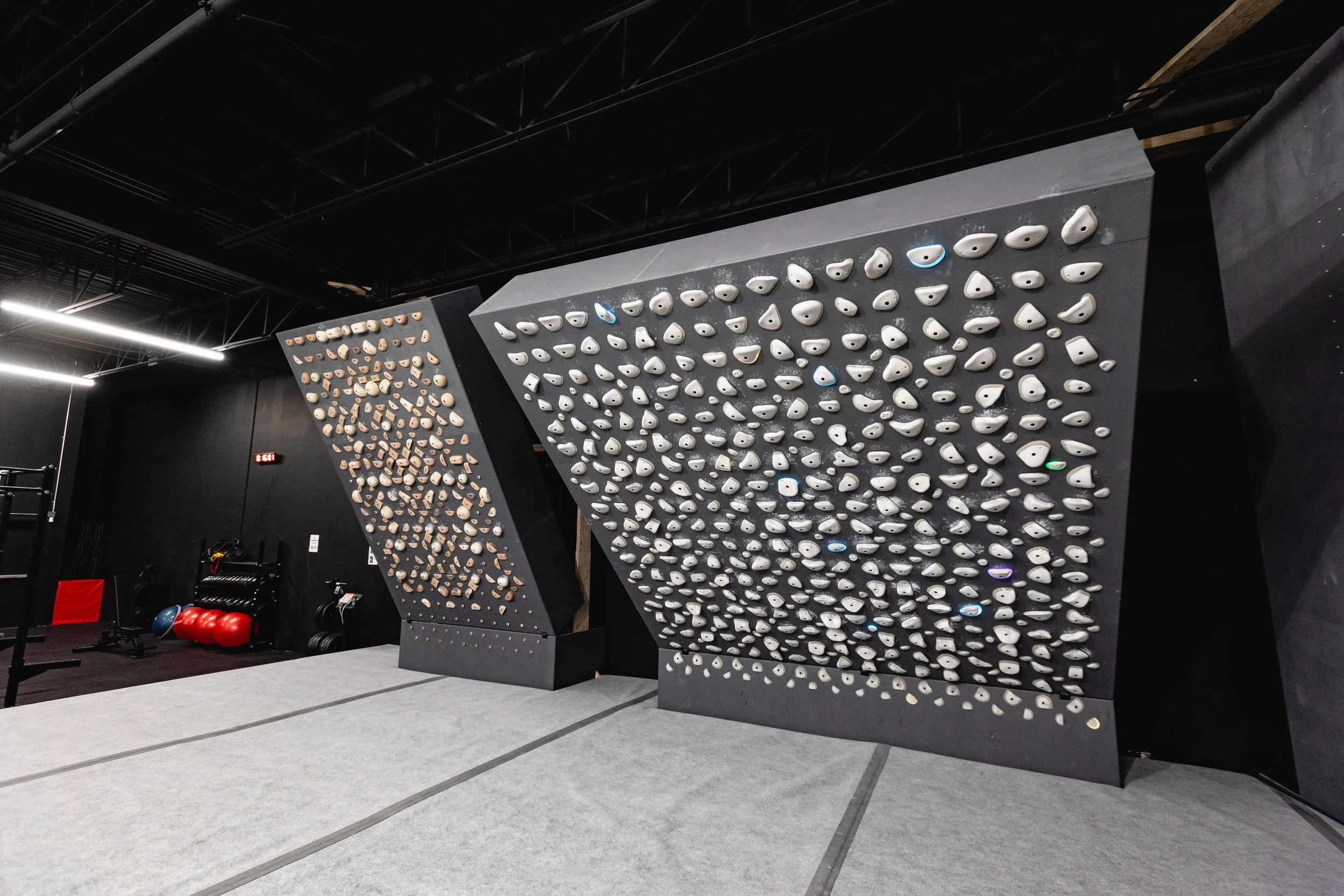 Murs kilter et tension situé dans le centre d'escalade Le Crux Laval et Boisbriand