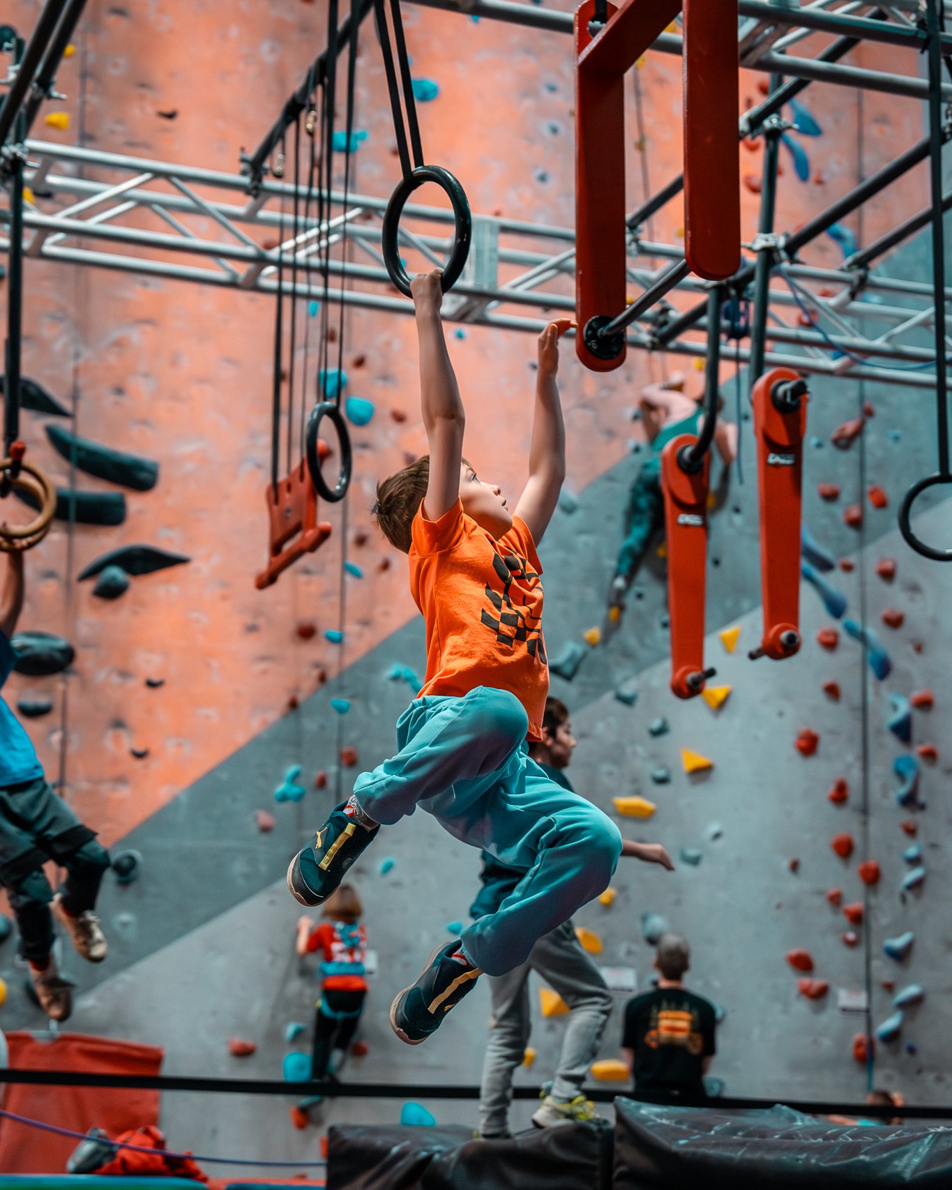 Garçon qui fait un obstacle du ninja warrior
