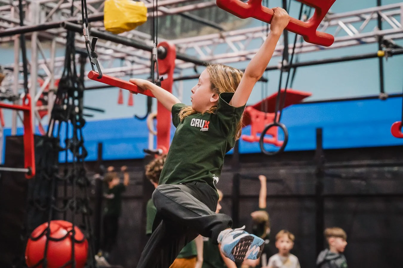 Jeune fille qui fait un parcours de ninja warrior