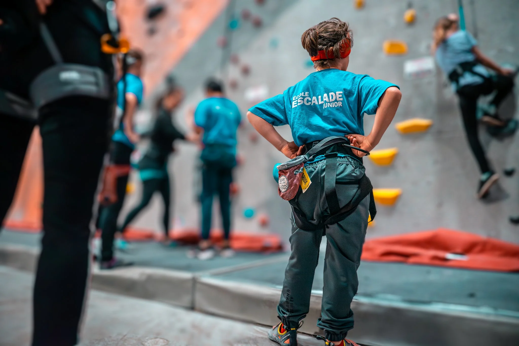 Jeune grimpeur qui suit des cours d'escalade au centre d'escalade Le Crux Boisbriand et Laval