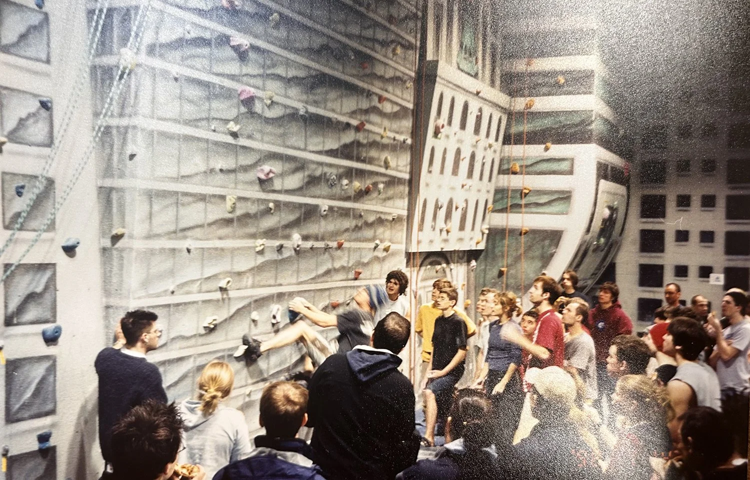 Grimpeur sur un mur d'Action Directe en 2023