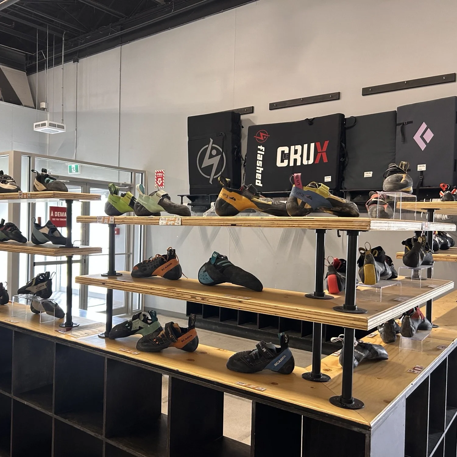 Boutique d'équipement d'escalade, varappe, crashpad, souliers, craie, pof a Le Crux Laval et Boisbriand