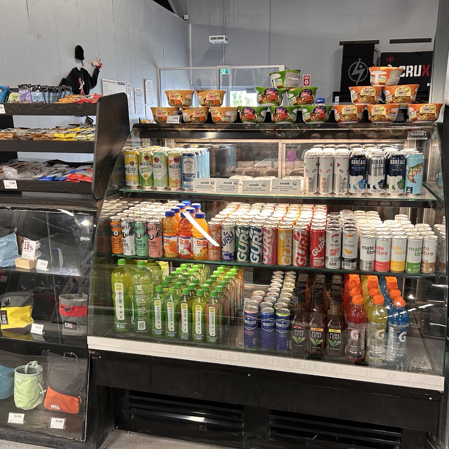 Bistro avec nourriture breuvage alcool situé dans le centre d'escalade Le Crux Boisbriand et Laval