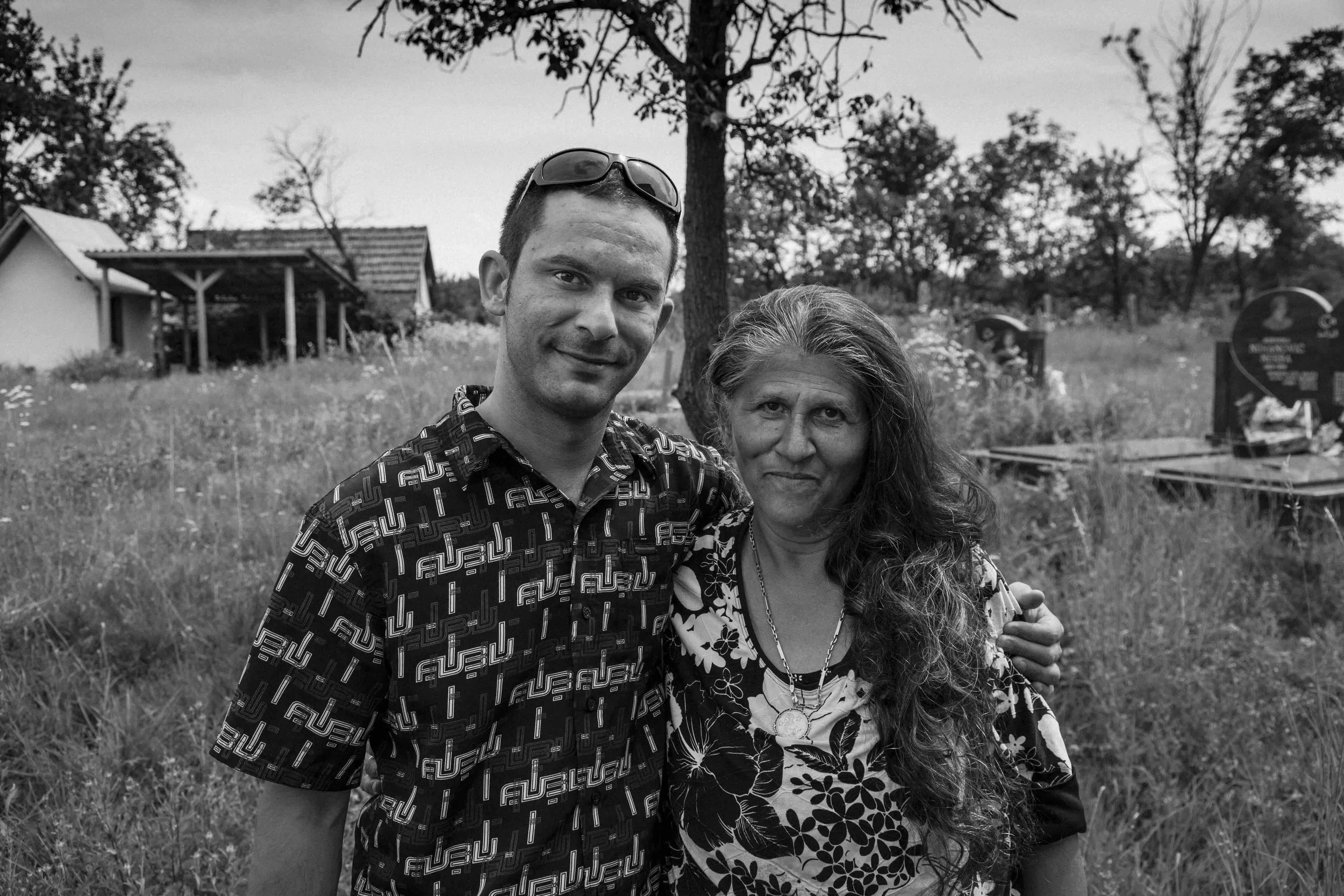 Zijo con una zia al cimitero di Skočić. 
© foto Andrea Rizza