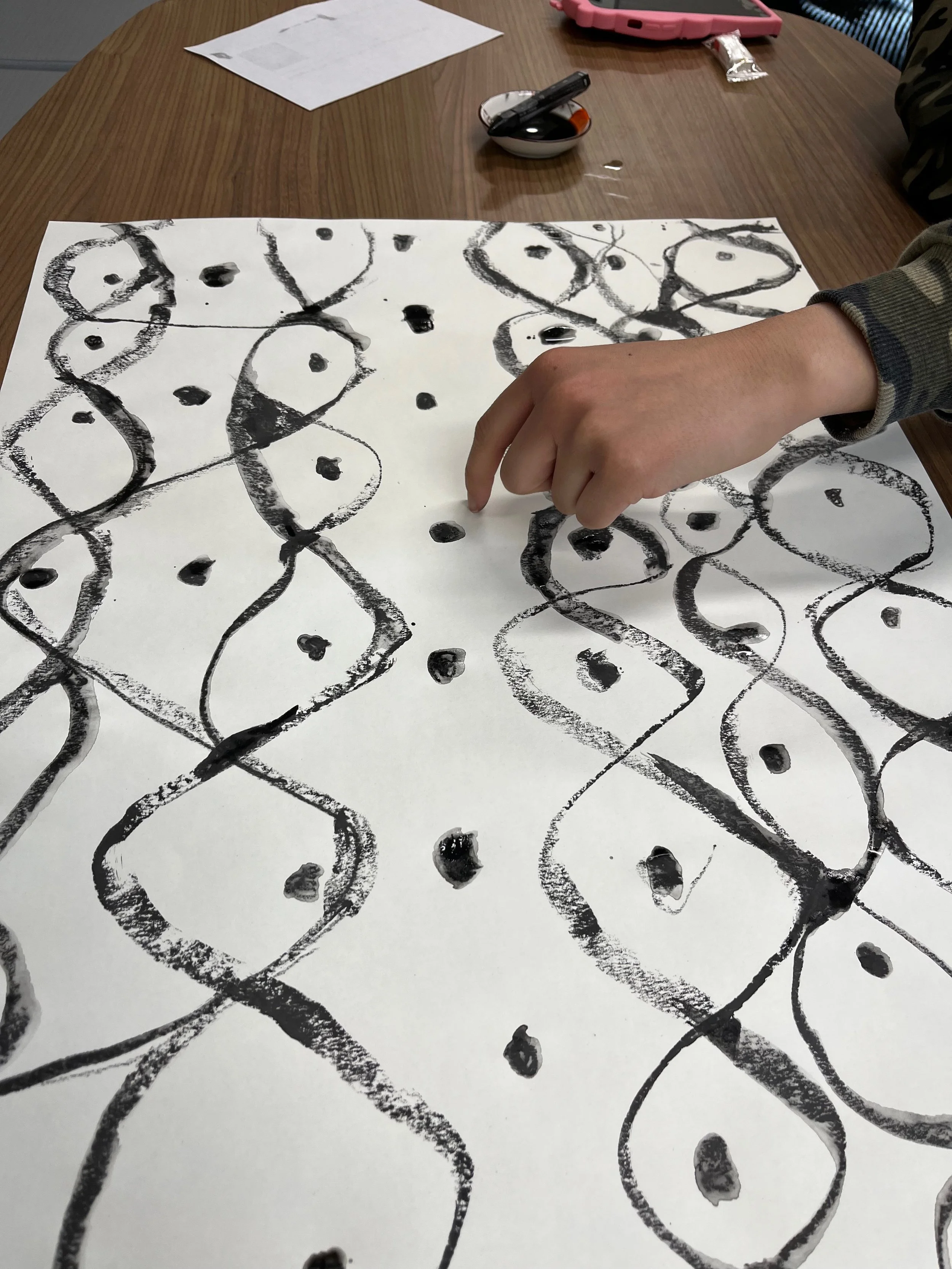 Session 2: "Exploring Kolam"  - Finding calm in repetition students explore a traditional art form from Tamil Nadu, India, called Kolam!
The story which Sushmita loves is how the dots represent obstacles we will encounter during the day and the wavy 