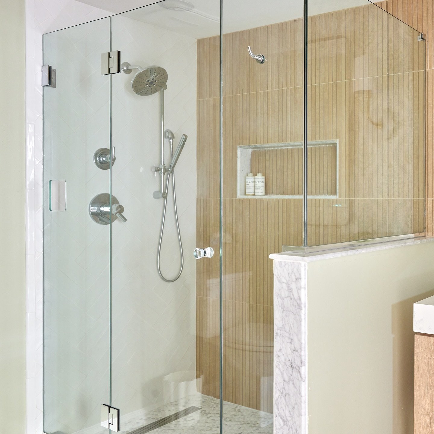 Something you didn&rsquo;t know you needed&hellip; 
A robe hook installed in your shower glass. ➡️ to see close up

It&rsquo;s a small detail, but it makes a big difference &mdash; towel bars are great &mdash; but not always within reach. A built-in 