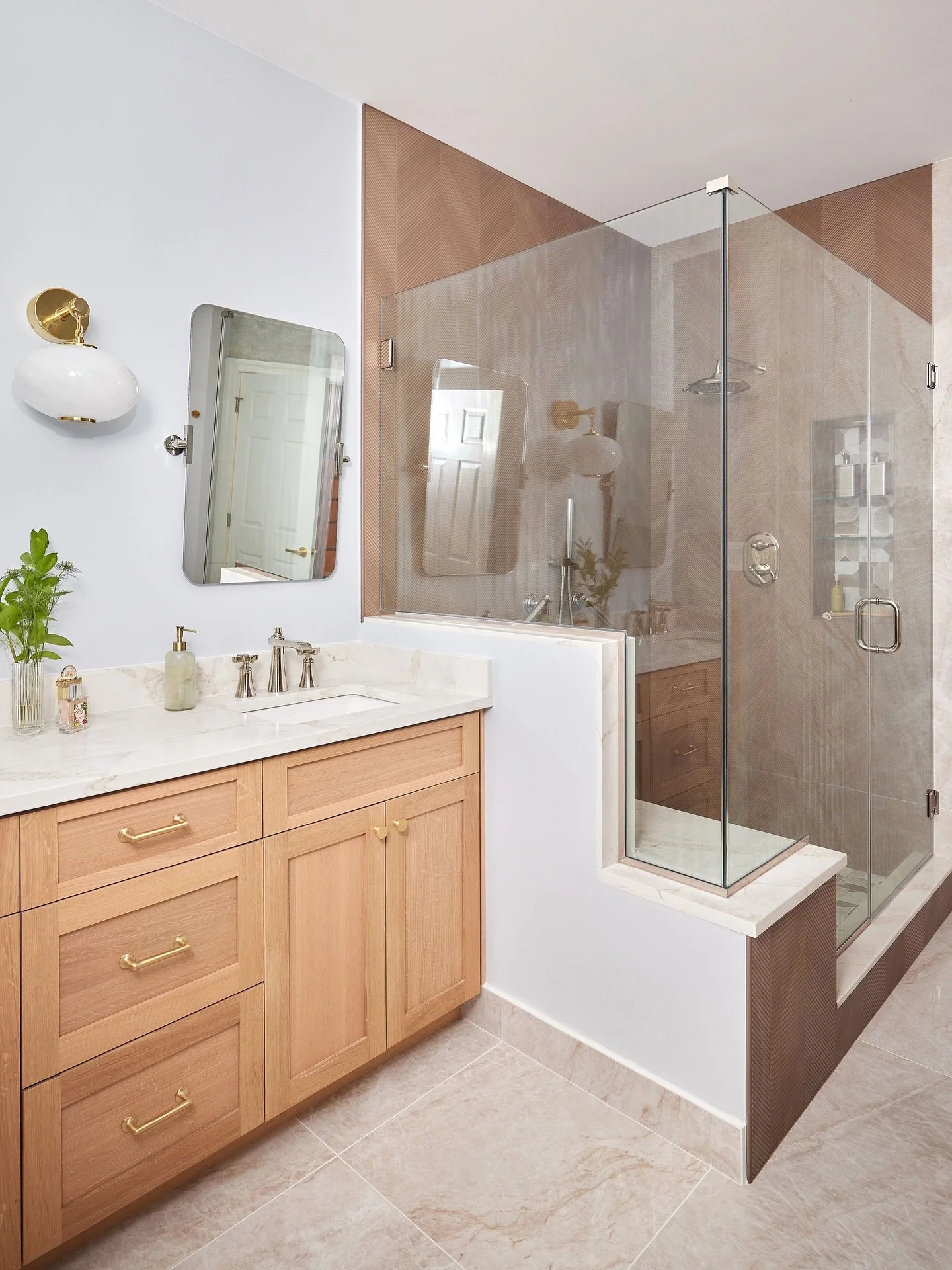 I *love* mixing metals in the bathroom. Brushed brass and polished nickel complement each other so well. The key is using each metal in at least two places. 
.
.
Design and Style: @curate_interior_designs 
Photography: @juliadags 
Construction: @onmi