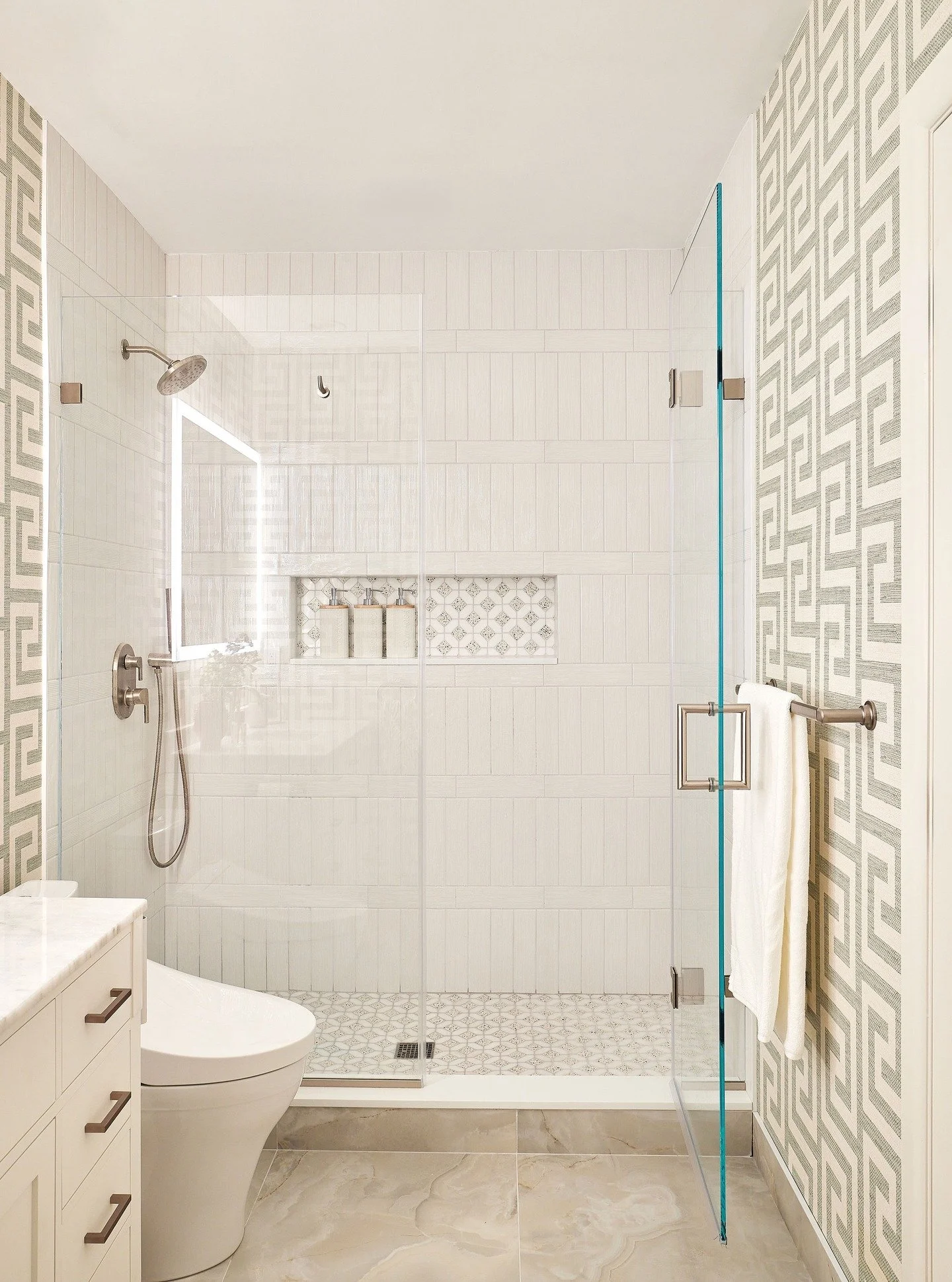 While the Northeast is getting inundated with snow, we're in denial of outside and instead looking back at the glow up in this guest bathroom. Swipe to see the before, and how we gained extra space for the shower. 
.
.
Design: @curate_interior_design