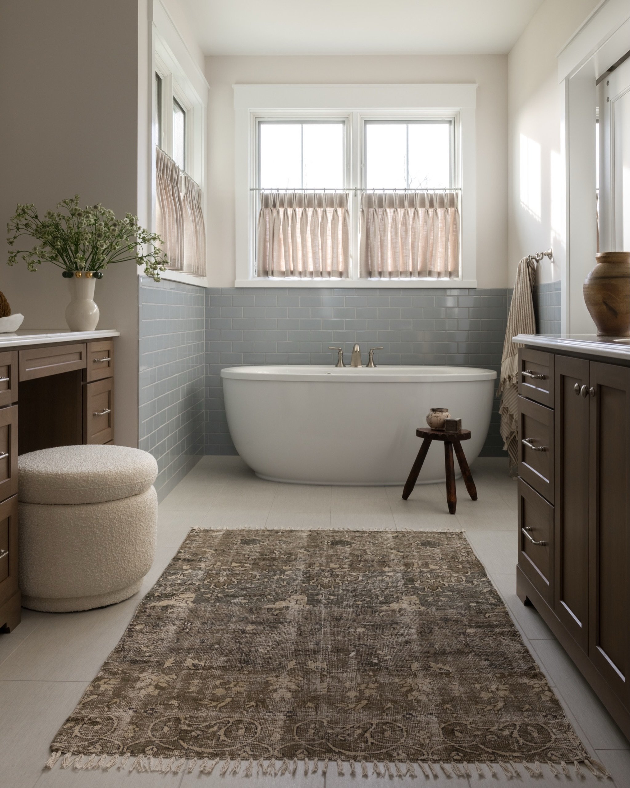 His, hers, and a tub that makes the rest of the week seem far away. 🩵🛁🫧

#bespokedesigns #customhome #interiordesigninspiration #primarybathroomdesign #bathroomdesign