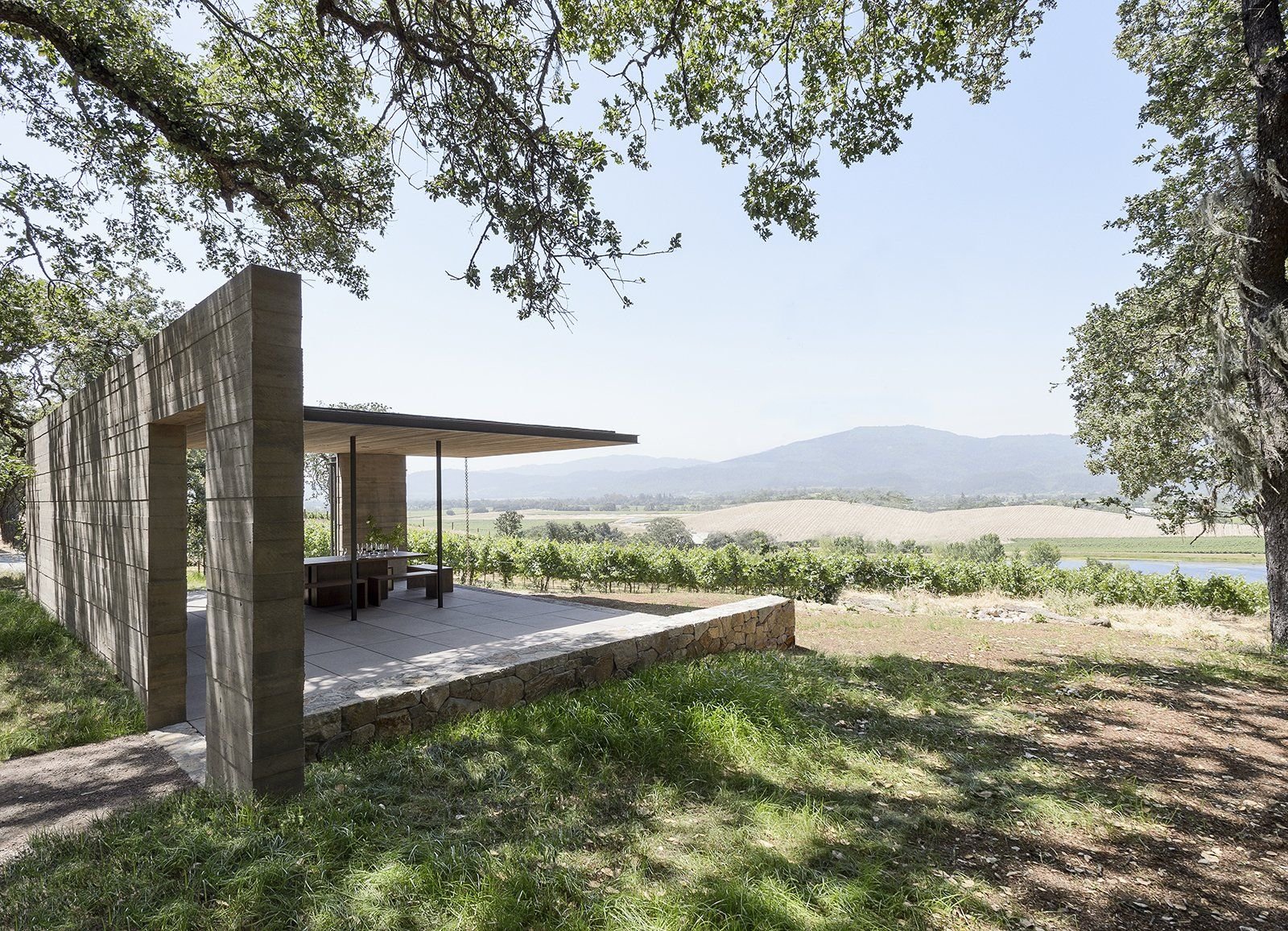 Outdoor dining room facing vineyard.jpeg