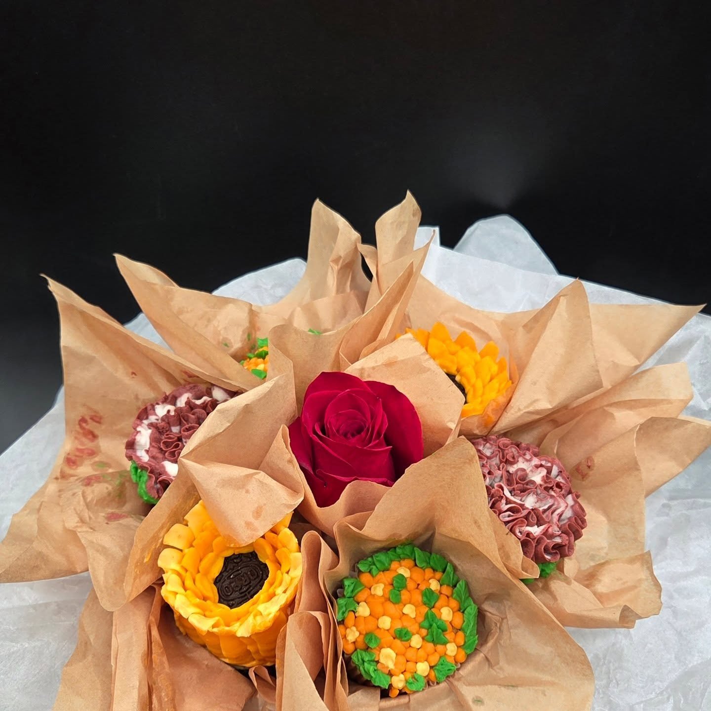 Sunflower &amp; Rustic Floral Cake Decorating Class