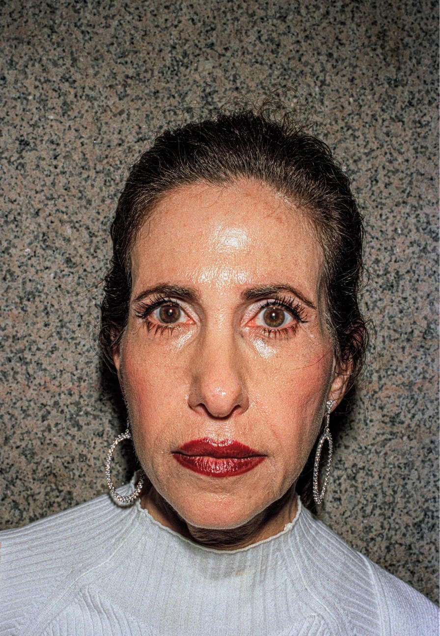 Ritratto del volto di una donna con rossetto rosso scuro.
