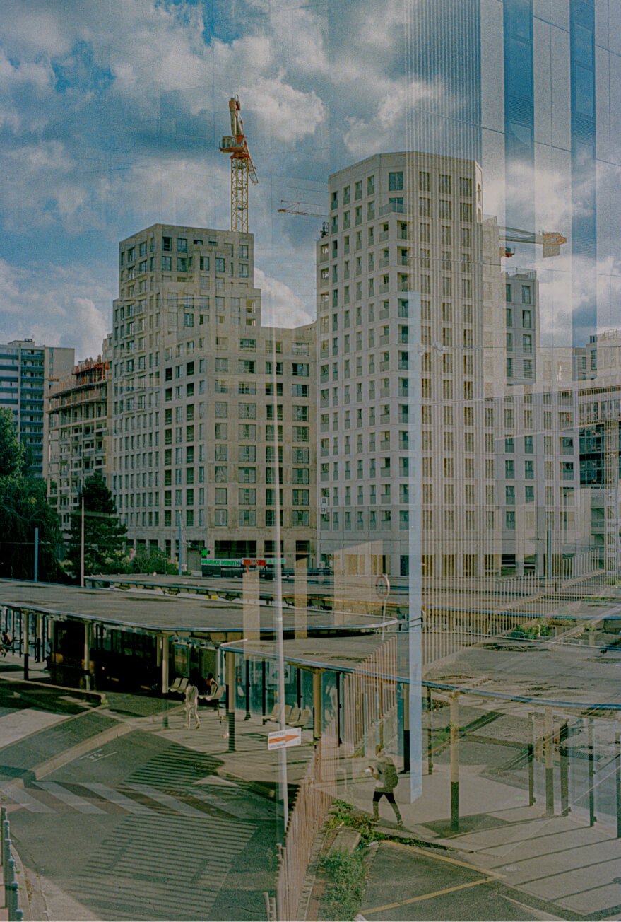 Wolkenkratzergebäude, eingefangen in der Spiegelung von Glas.