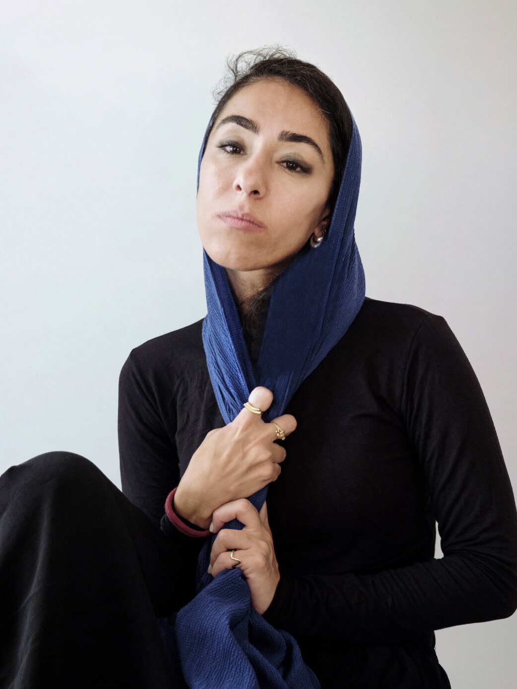 Retrato de Sabiha Çimen, com lenço na cabeça, contra fundo neutro.