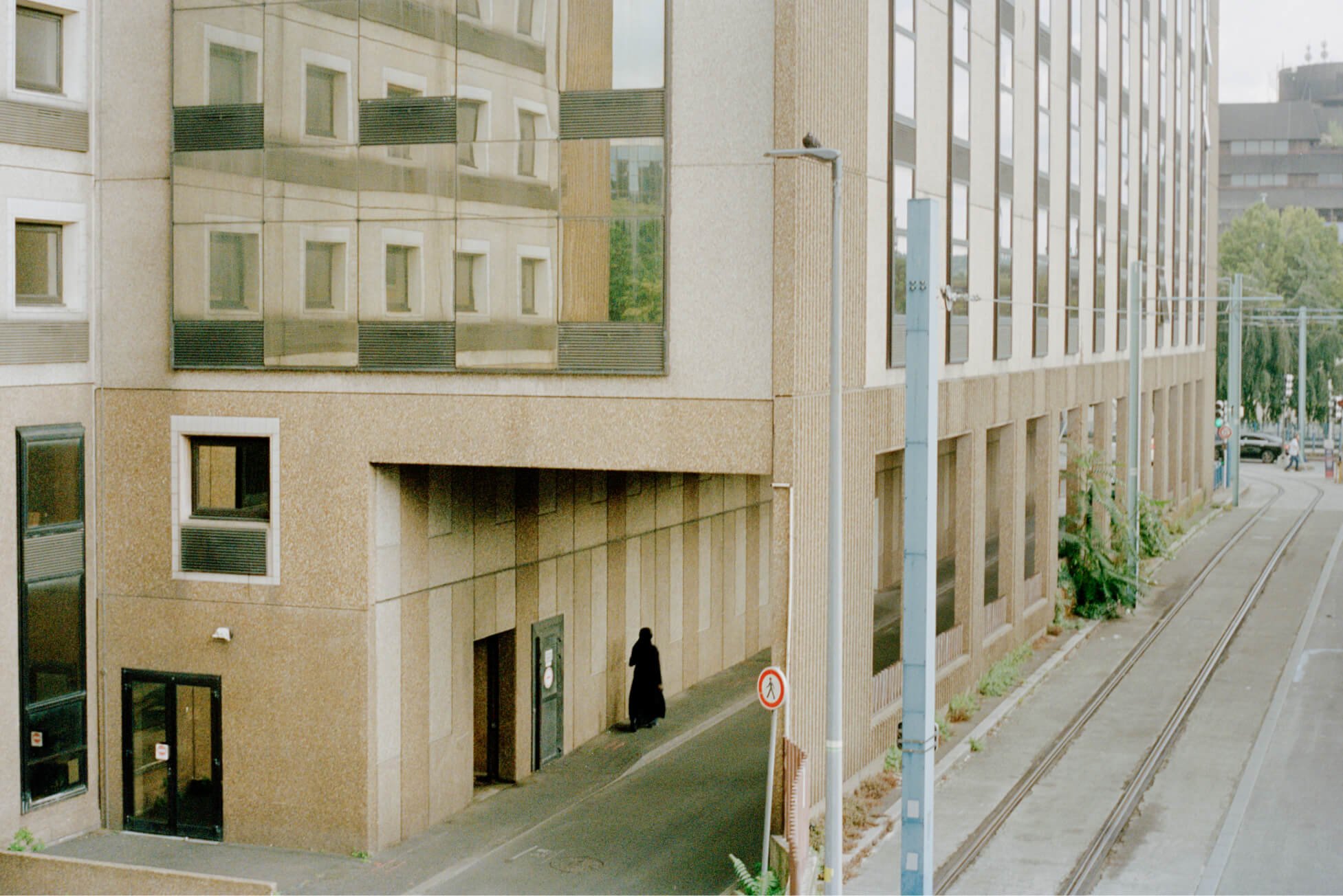 Ein Gebäude an der U-Bahn-Station Bobigny-Pablo Picasso außerhalb von Paris.