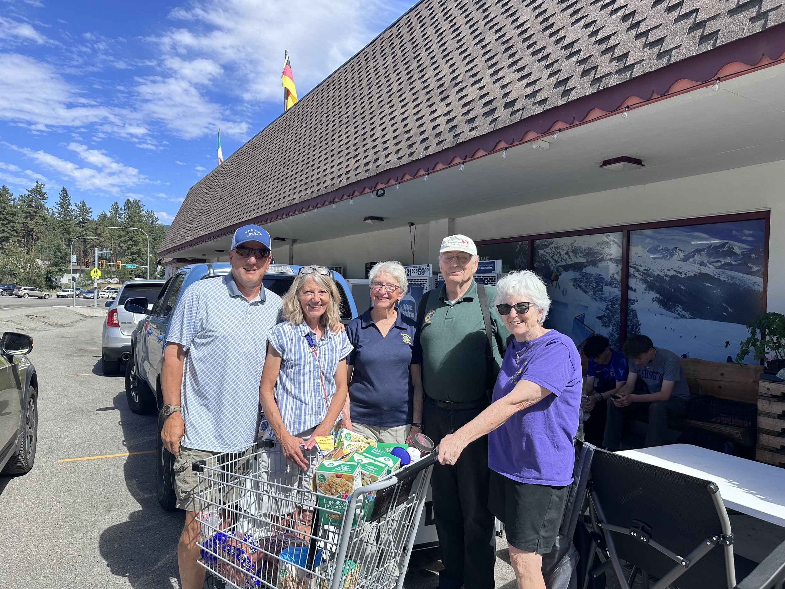 El Club de Leones llena el vacío posvacacional en Community Cupboard
