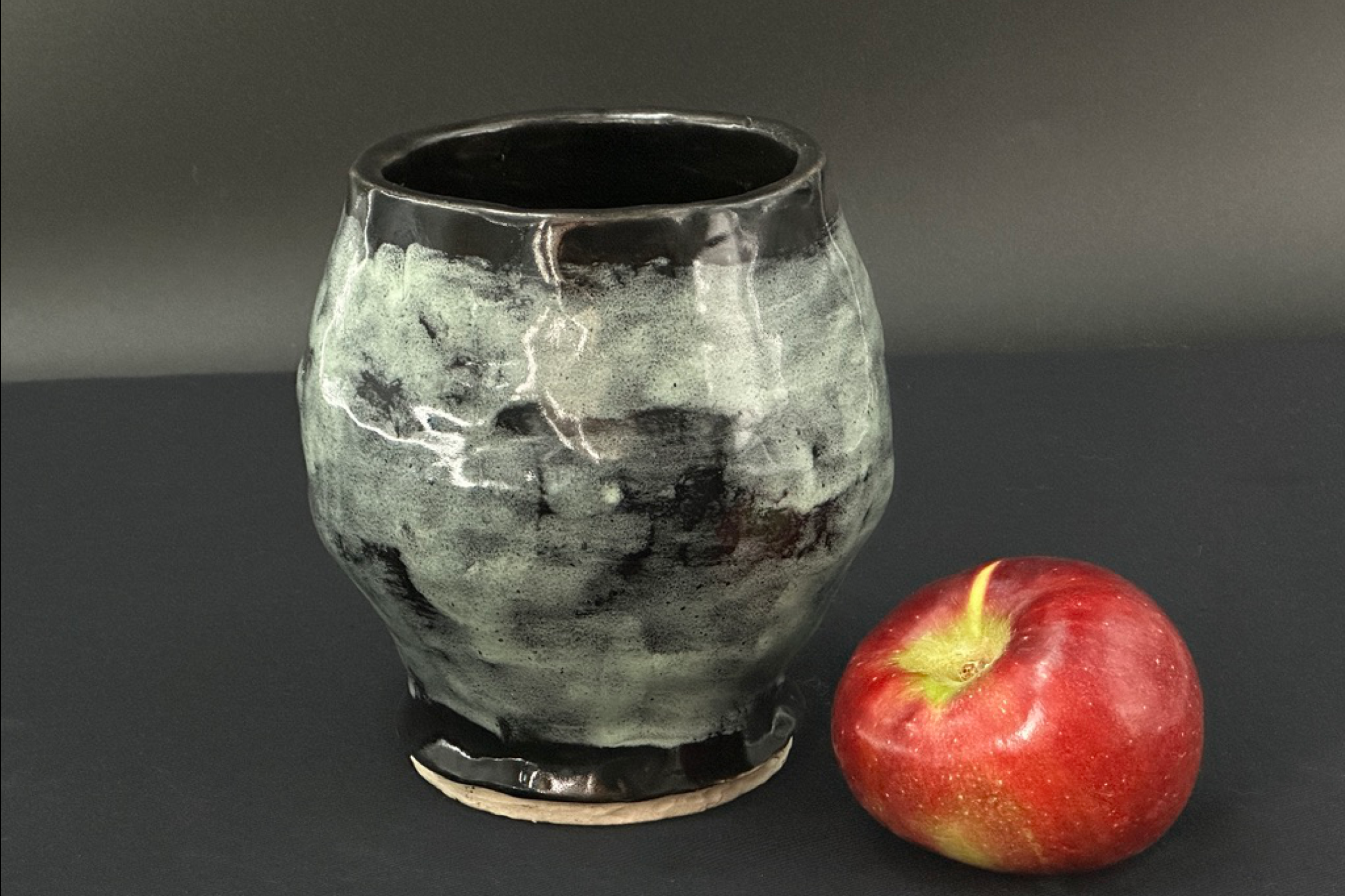Apple Pistachio Noir Vase - 2500x1666.png