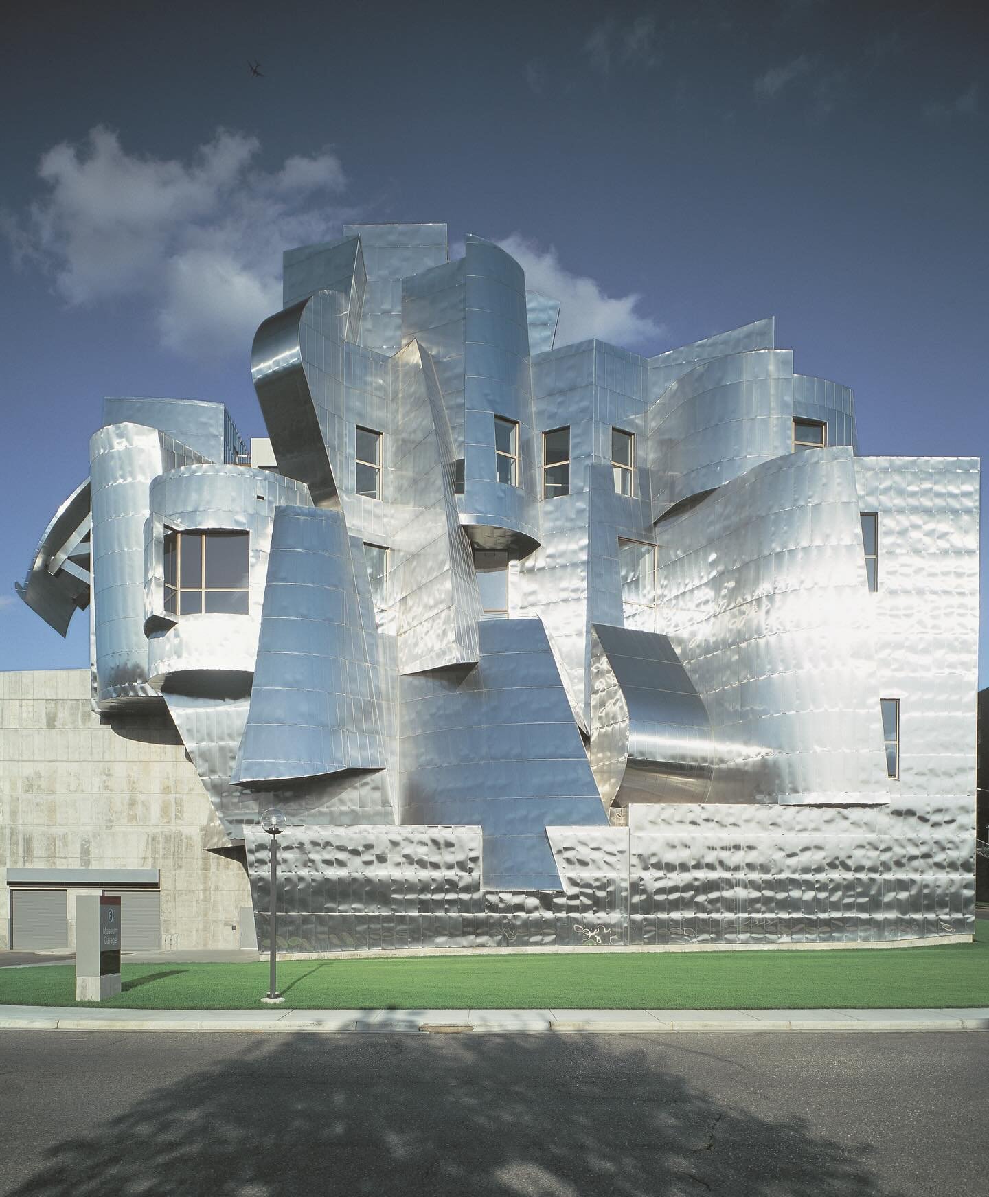 In remembrance of Frank Gehry, whose visionary approach to architecture permanently transformed the global conversation between art, industry, and public space, we reflect on a life and career defined by fearless innovation, material experimentation,